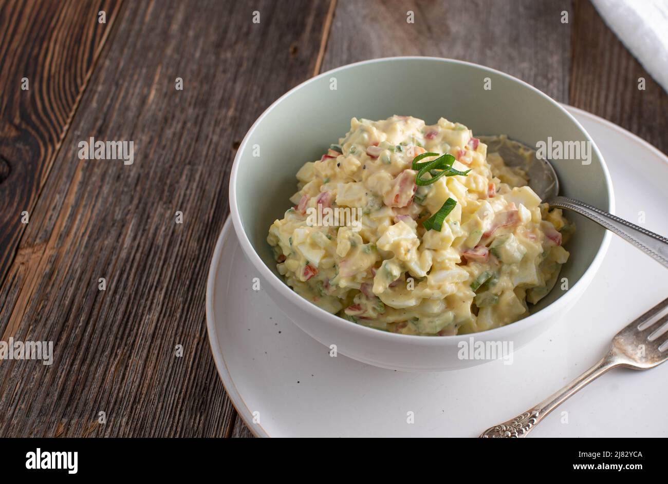 Fitness-Mahlzeit mit proteinreichem und fettarmer Eiersalat aus Kräutern und Gemüse und in einer Schüssel serviert. Stockfoto