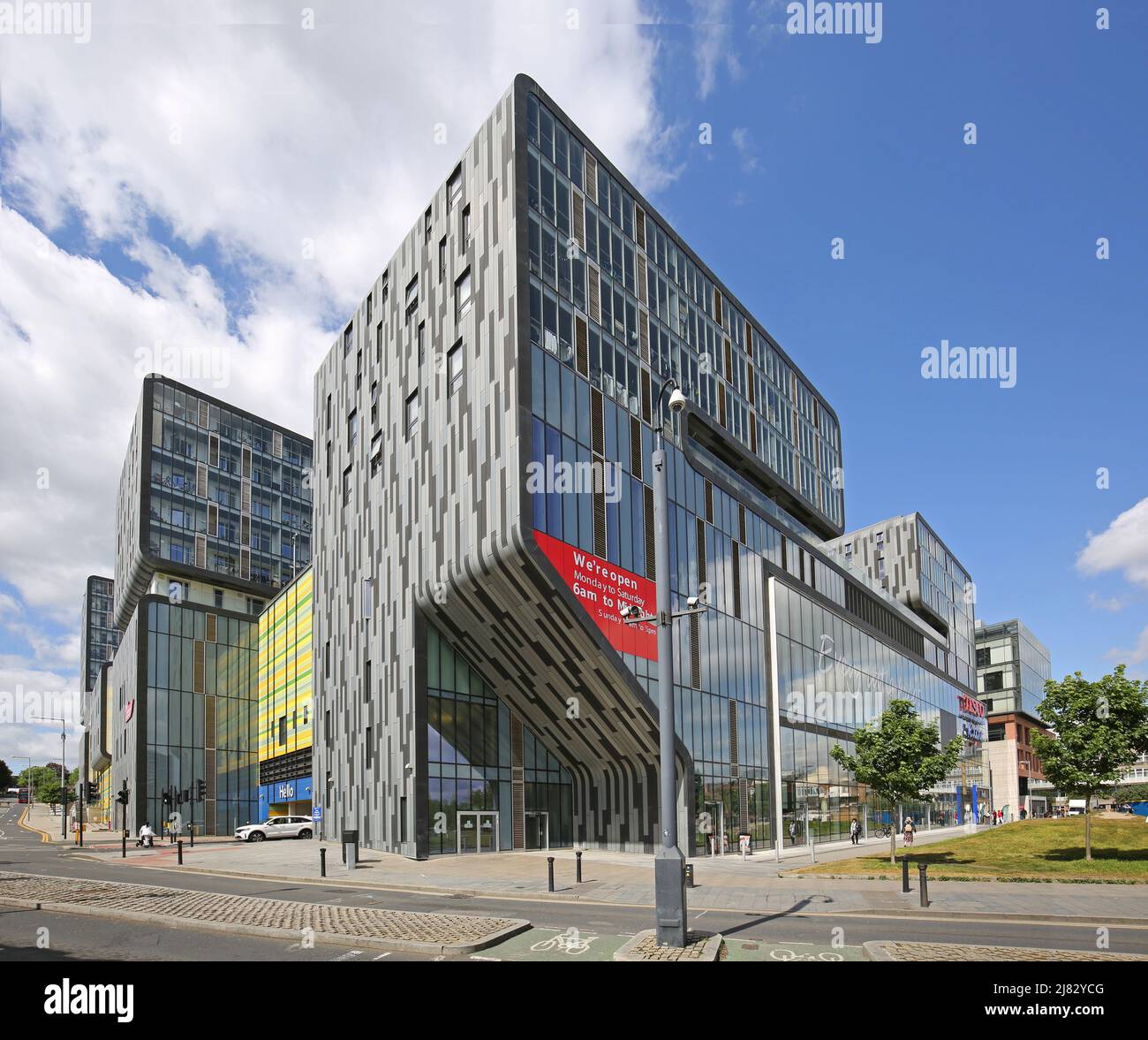 Tesco Extra Superstore-Entwicklung auf dem General Gordon Square in Woolwich, Südost-London, Großbritannien. Gewann eine Auszeichnung als Britains Ugliest Building im Jahr 2014 Stockfoto