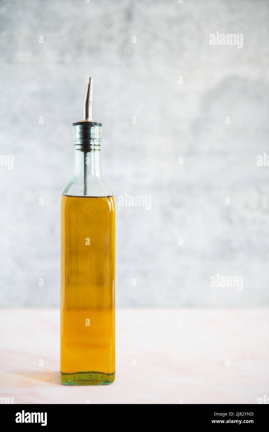 Dekanter von Olivenöl in einer Küche Stockfoto