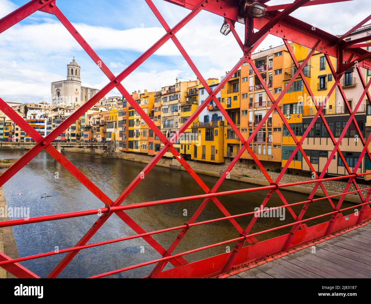 Pont de les Peixateries Velles, rote Eisenbrücke über den Onyar-Fluss, gebaut von Eiffel - Girona, Spanien Stockfoto