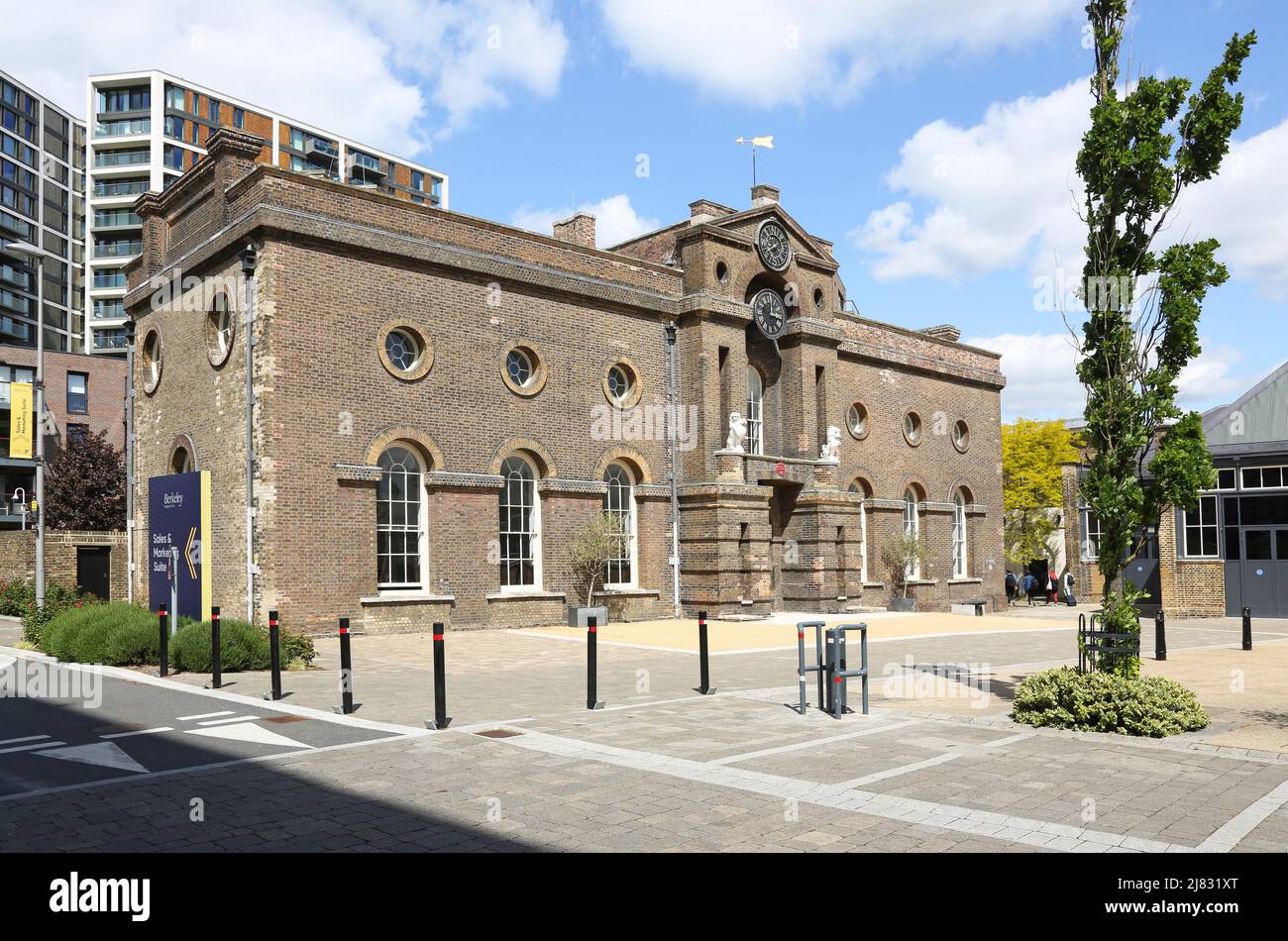 Artillery Square, Woolwich, London, Großbritannien. Zeigt das viktorianische Vorstandsgebäude - jetzt besetzt von der Akademie der Darstellenden Künste Stockfoto
