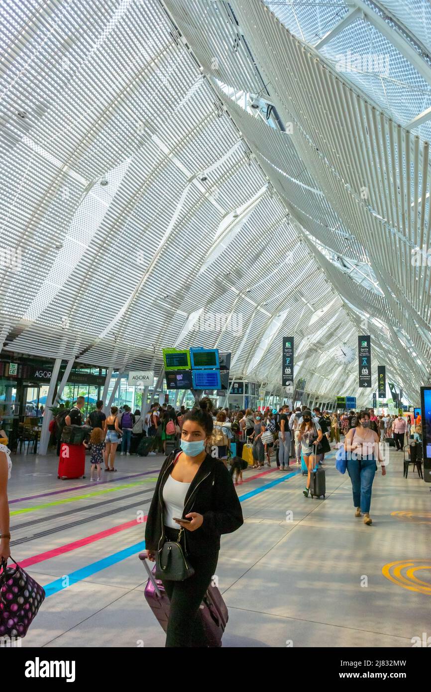 Arles, Frankreich, Menschenmenge, Reisende, im Flur, Bahnhof mit Masken, Touristenmassen in frankreich Stockfoto