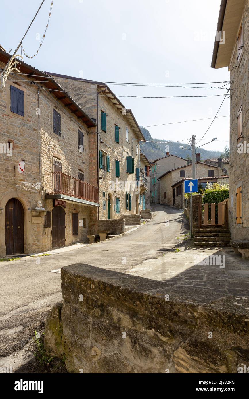 Schmale und idyllische Straße im ländlichen Dorf Campolo, Bologna, Italien. Stockfoto