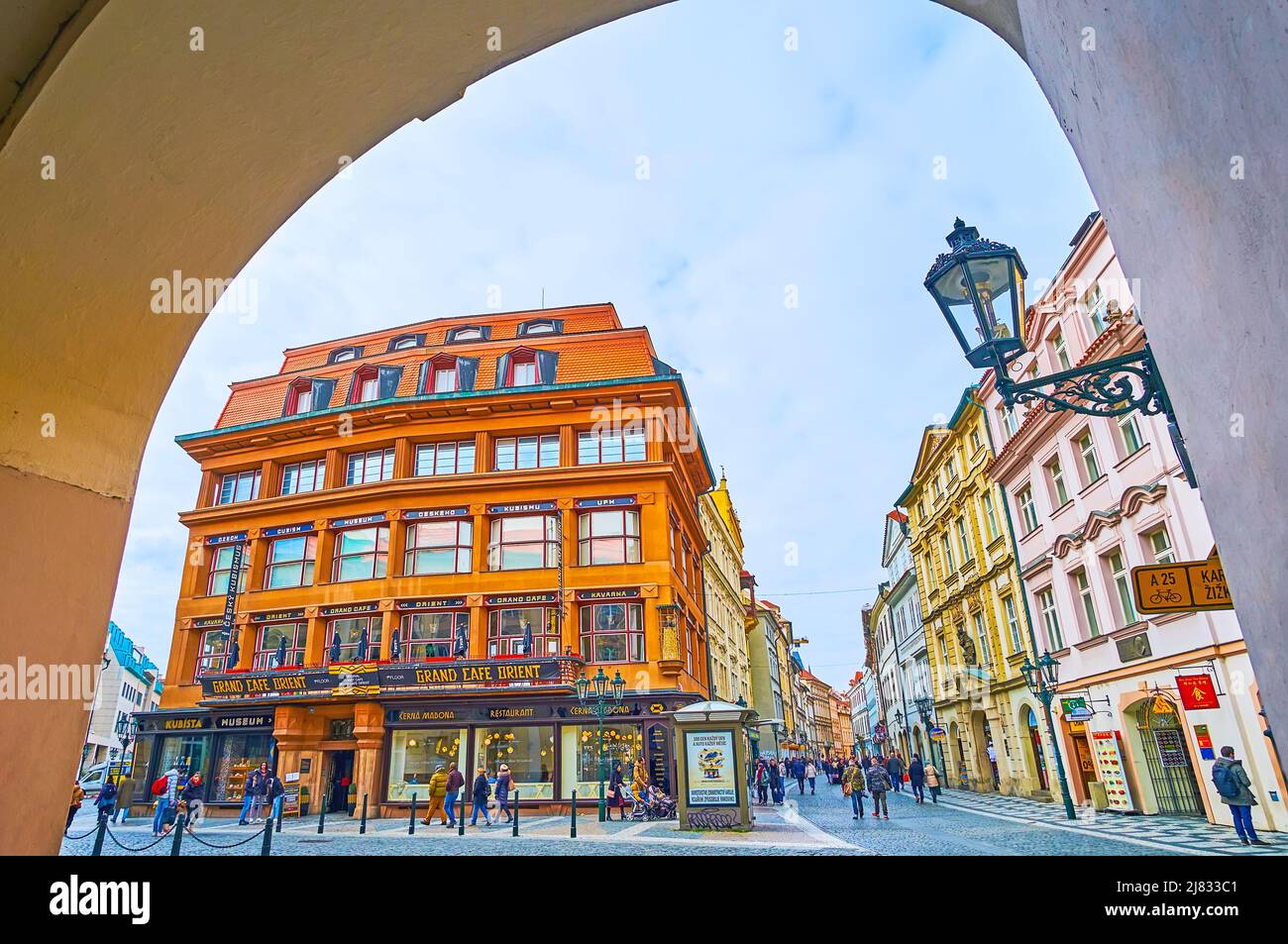 PRAG, TSCHECHISCHE REPUBLIK - 5. MÄRZ 2022: Die Altstadt farbenfrohe Häuser in der Celetna Straße mit dem Haus der Schwarzen Madonna im Vordergrund, am 5. März in P Stockfoto