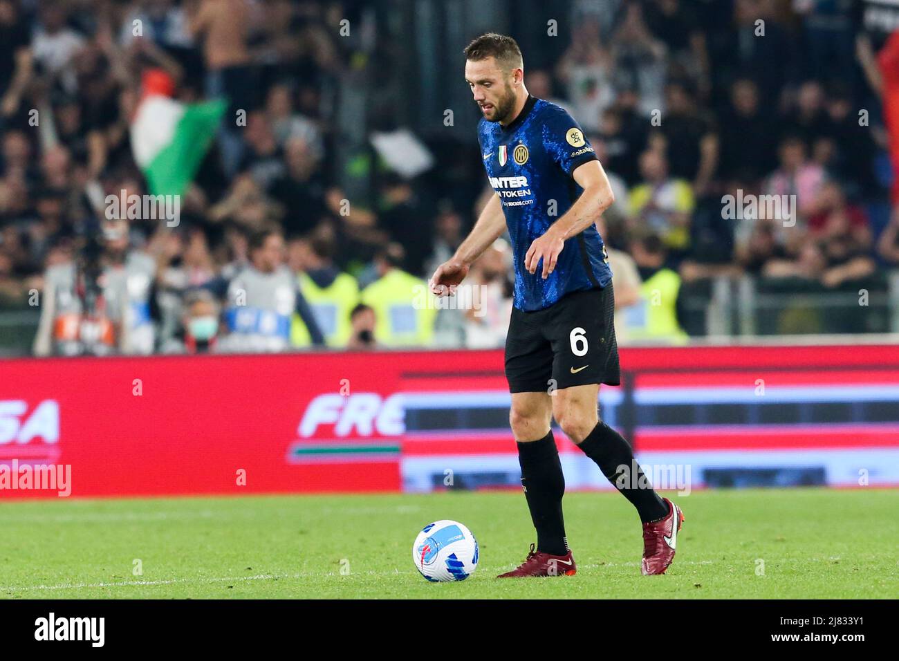 Der niederländische Verteidiger von Inter, Stefan de Vrij, kontrolliert den Ball während des Coppa Italia-Finales zwischen Juventus und Inter am 11. Mai 2022 im Olimpico-Stadion in Rom, im Zentrum Italiens. Stockfoto