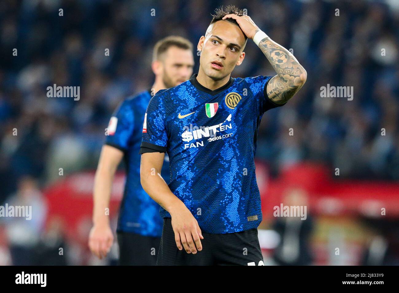 Der argentinische Stürmer Lautaro Martinez gesticuliert am 11. Mai 2022 beim Coppa Italia-Finale zwischen Juventus und Inter im Olimpico-Stadion in Rom, im Zentrum Italiens. InterÕs Stockfoto