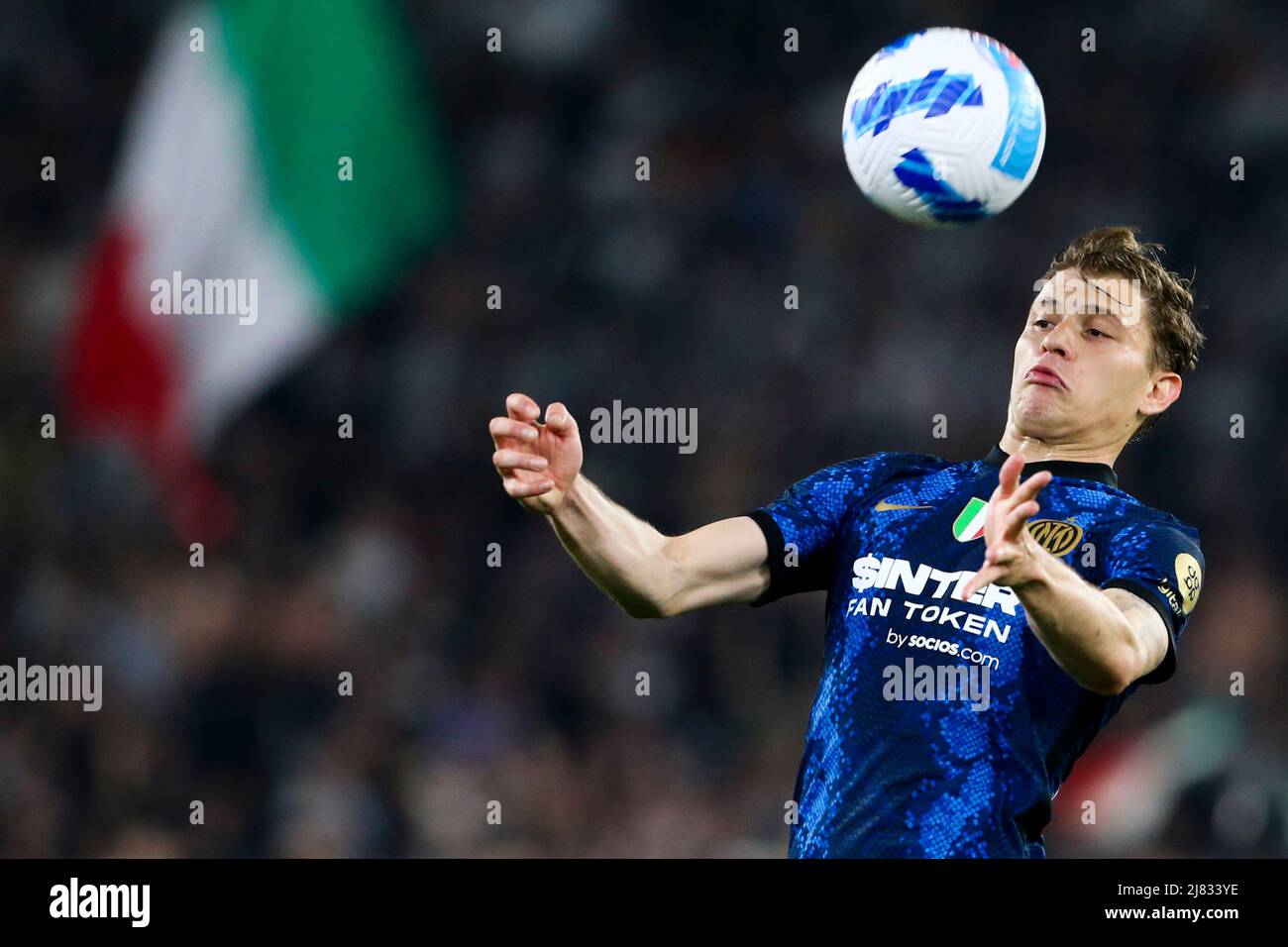 Der italienische Mittelfeldspieler Nicolo Barella kontrolliert den Ball während des Coppa Italia-Finales zwischen Juventus und Inter am 11. Mai 2022 im Olimpico-Stadion in Rom, im Zentrum Italiens. InterÕs Stockfoto