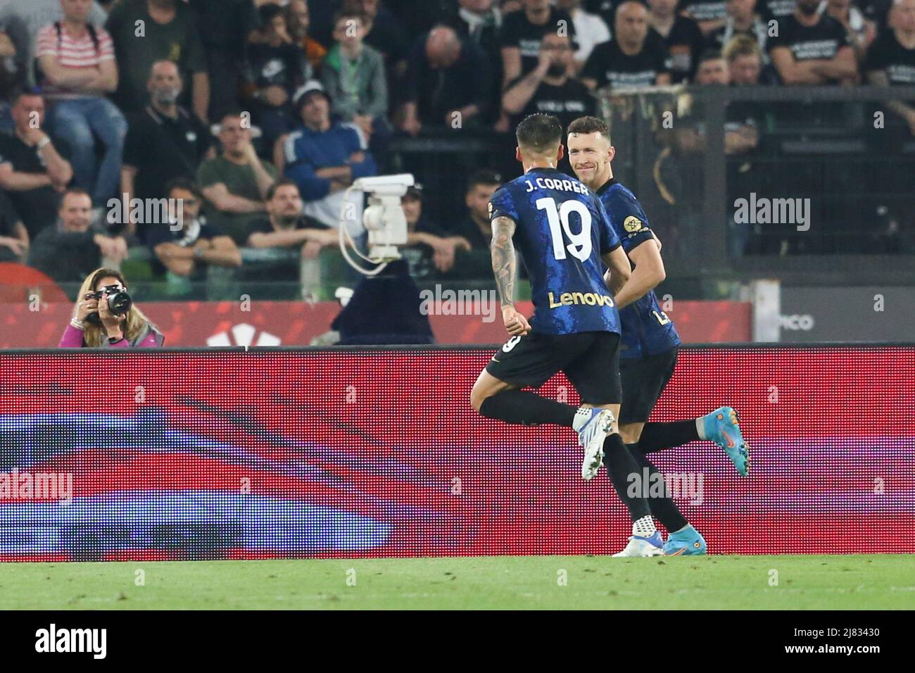 Der kroatische Mittelfeldspieler Ivan Perisic feiert, nachdem er am 11. Mai 2022 beim Coppa Italia-Finale zwischen Juventus und Inter im Olimpico-Stadion in Rom, im Zentrum Italiens, ein Tor erzielt hat. InterÕs Stockfoto