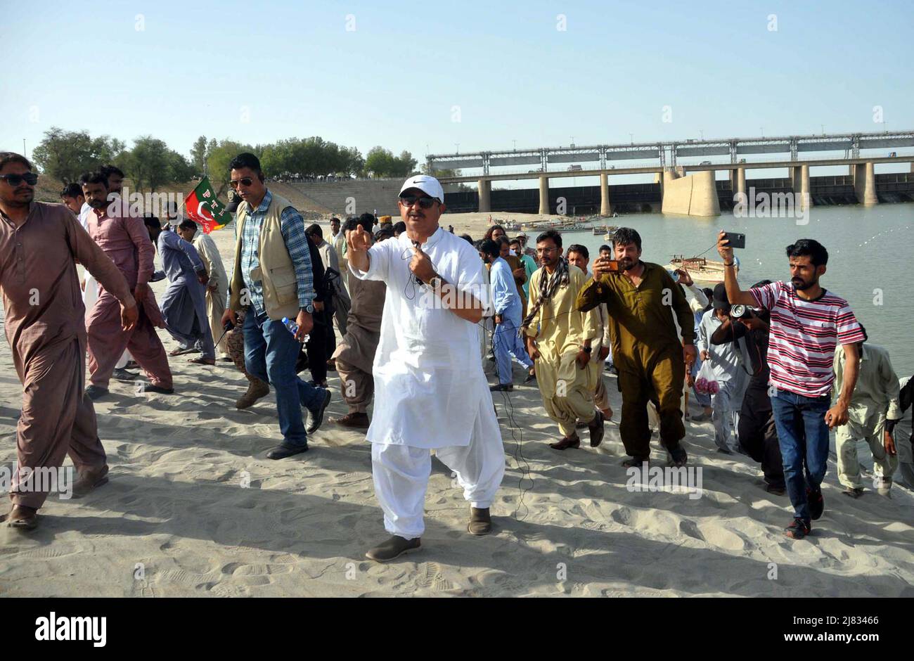 Hyderabad, Pakistan, 12. Mai 2022. Der Oppositionsführer in der Sindh-Versammlung, Haleem Adil Shaikh, der während seines Besuchs in Jamshoro bei Hyderabad am Donnerstag, dem 12. Mai 2022, den Wasserstand des Indus inspiziert. Stockfoto