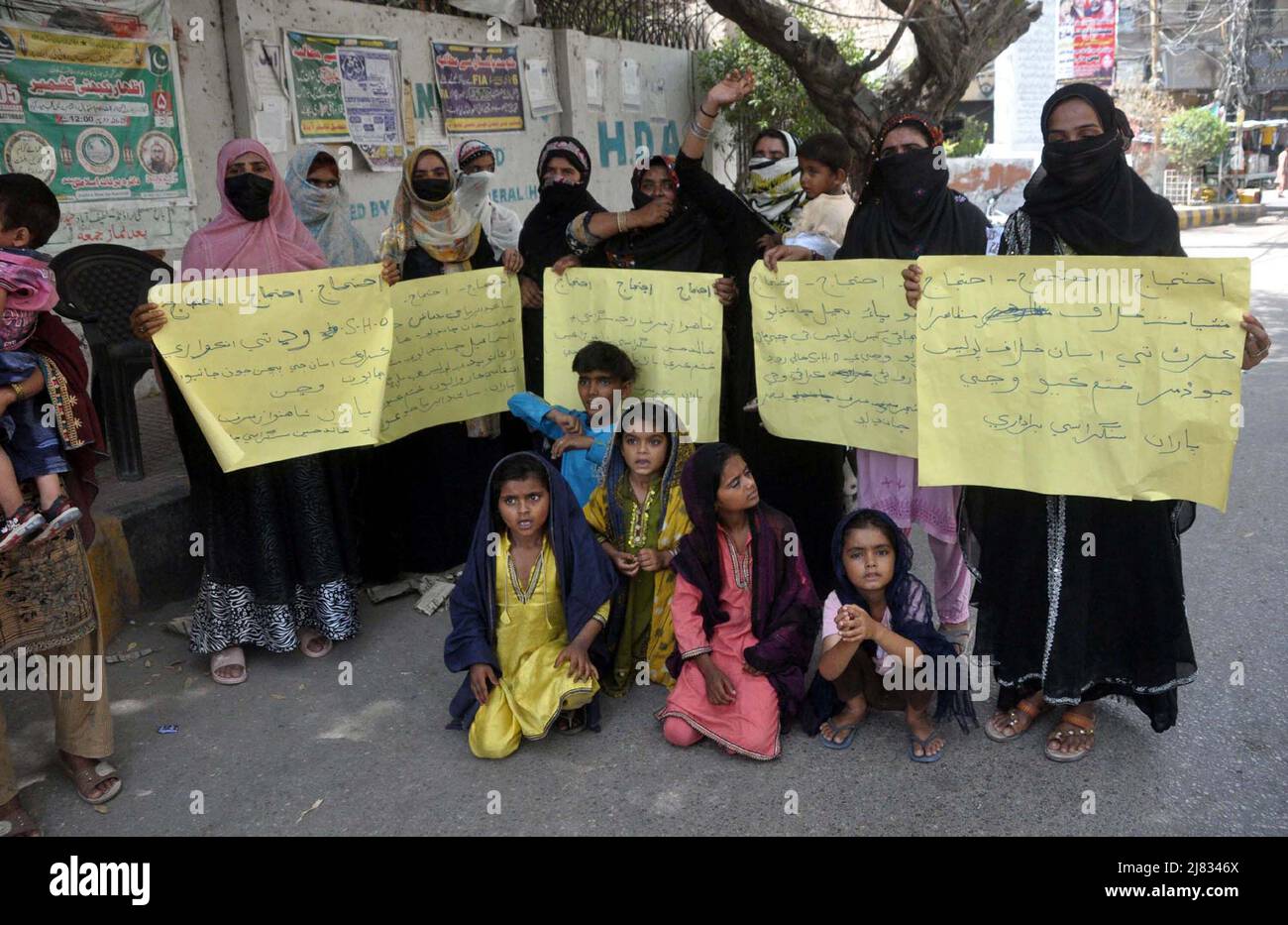 Hyderabad, Pakistan, 12. Mai 2022. Bewohner des Standortes, die am Donnerstag, dem 12. Mai 2022, im Hyderabad-Presseclub eine Protestdemonstration gegen die hohe Handlbarkeit der Husri-Polizei veranstalteten. Stockfoto