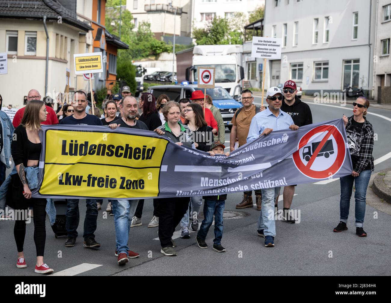 12. Mai 2022, Nordrhein-Westfalen, Lüdenscheid: "Lüdenscheid-LKW-freie Zone" steht auf einem Plakat während einer Demonstration gegen die Belastung durch die Schließung des Viadukts Rahmede. Aufgrund der Schließung der A45 werden Lastwagen durch das Stadtzentrum umgeleitet. Ein Bürgerbündnis demonstriert gegen den Durchgangsverkehr von Lkw in der Innenstadt. Foto: Bernd Thissen/dpa Stockfoto