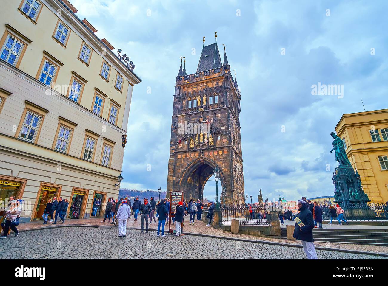 PRAG, TSCHECHISCHE REPUBLIK - 5. MÄRZ 2022: Kreuzfahrerplatz mit Denkmal für Karl IV. Und dem Altstädter Brückenturm der Karlsbrücke, am 5. März in Pr Stockfoto