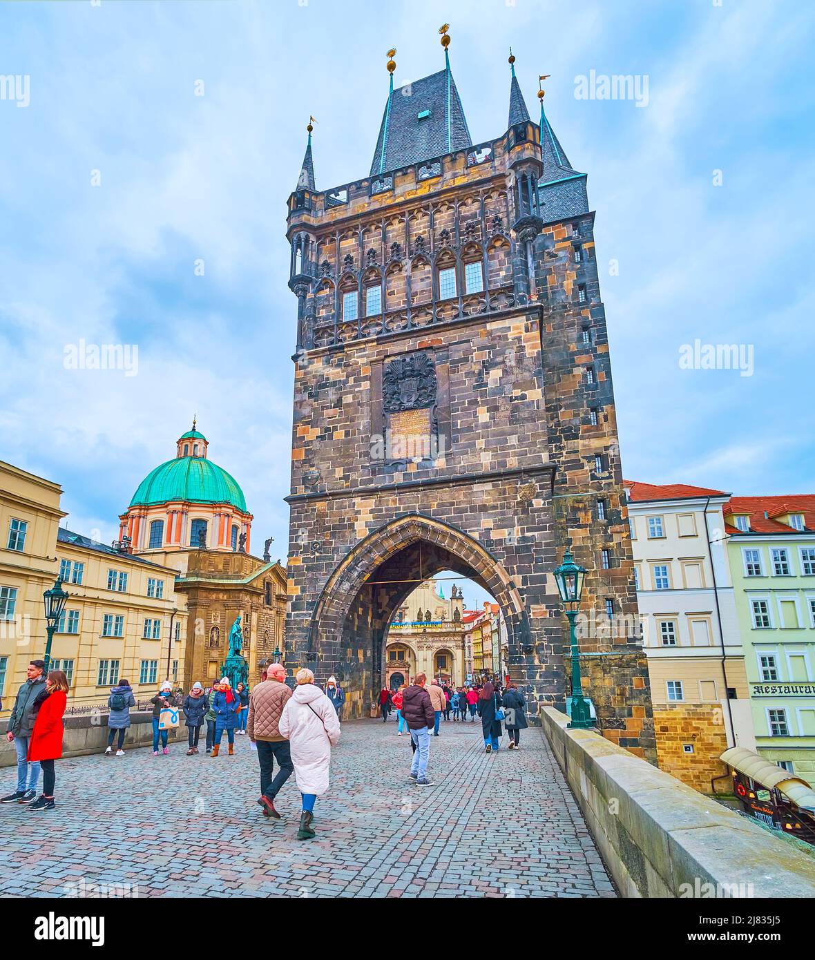 PRAG, TSCHECHISCHE REPUBLIK - 5. MÄRZ 2022: Der mittelalterliche gotische Altstadtbrücke Turm der Karlsbrücke, der ihn mit dem Kreuzfahrerplatz verbindet, am 5. März i. Stockfoto