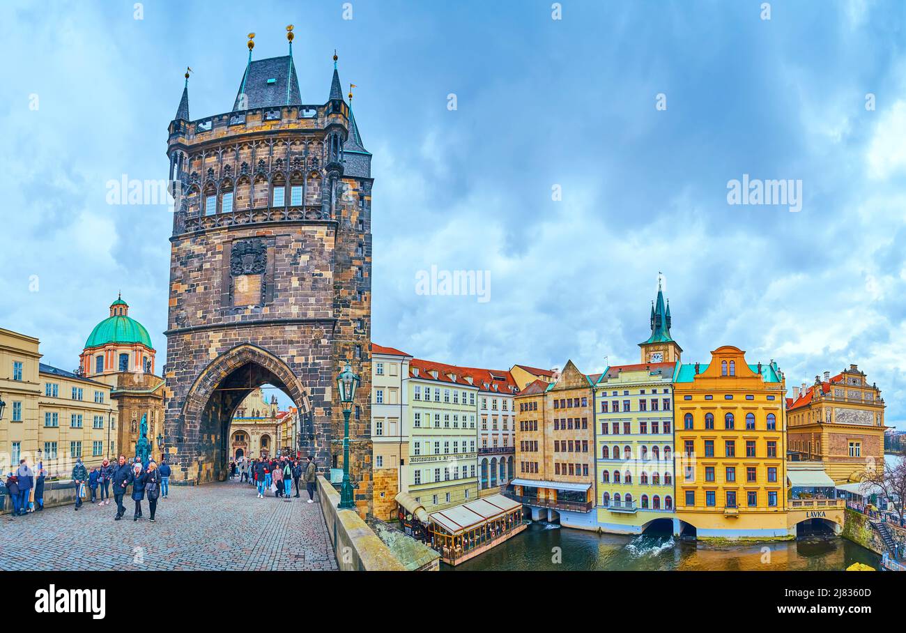 PRAG, TSCHECHISCHE REPUBLIK - 5. MÄRZ 2022: Panorama von der Karlsbrücke mit Altstädter Brückenturm, Kuppel der Basilika des Hl. Franziskus von Assisi und altem Schlepptau Stockfoto