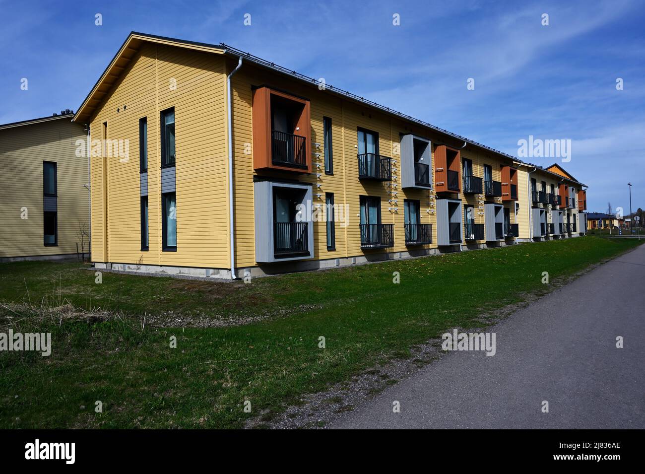 Wohngebiet mit typischen Häusern in Finnland Stockfoto