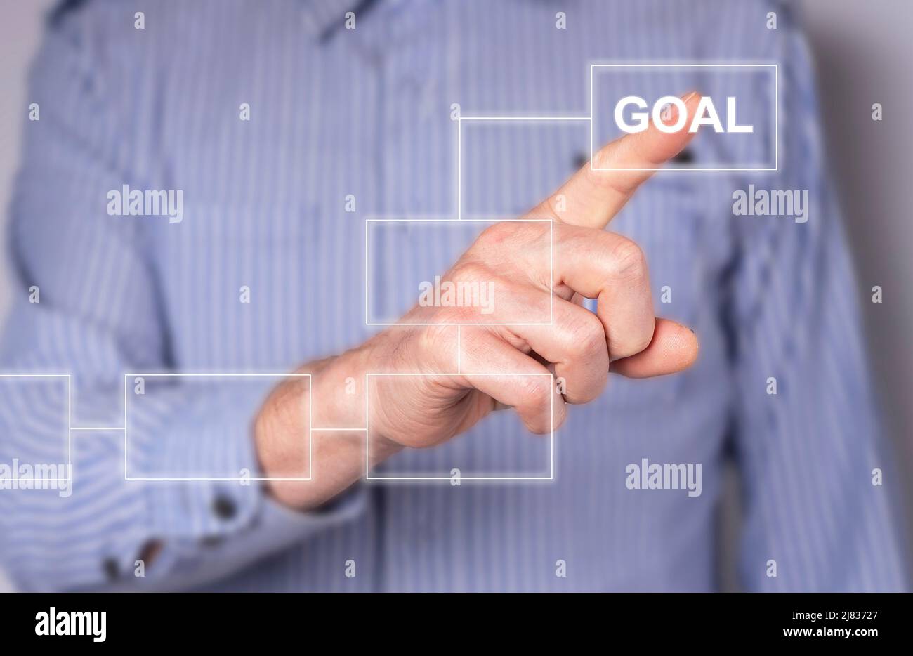 Geschäftsmann Hand Zeichnung digitale Schema, Flussdiagramm. Bildschirm mit Algorithmus und virtuellen Blöcken von Arbeitsprozess und Ziel. Mann Zeigefinger zeigt auf Ziel. Hochwertige Fotos Stockfoto