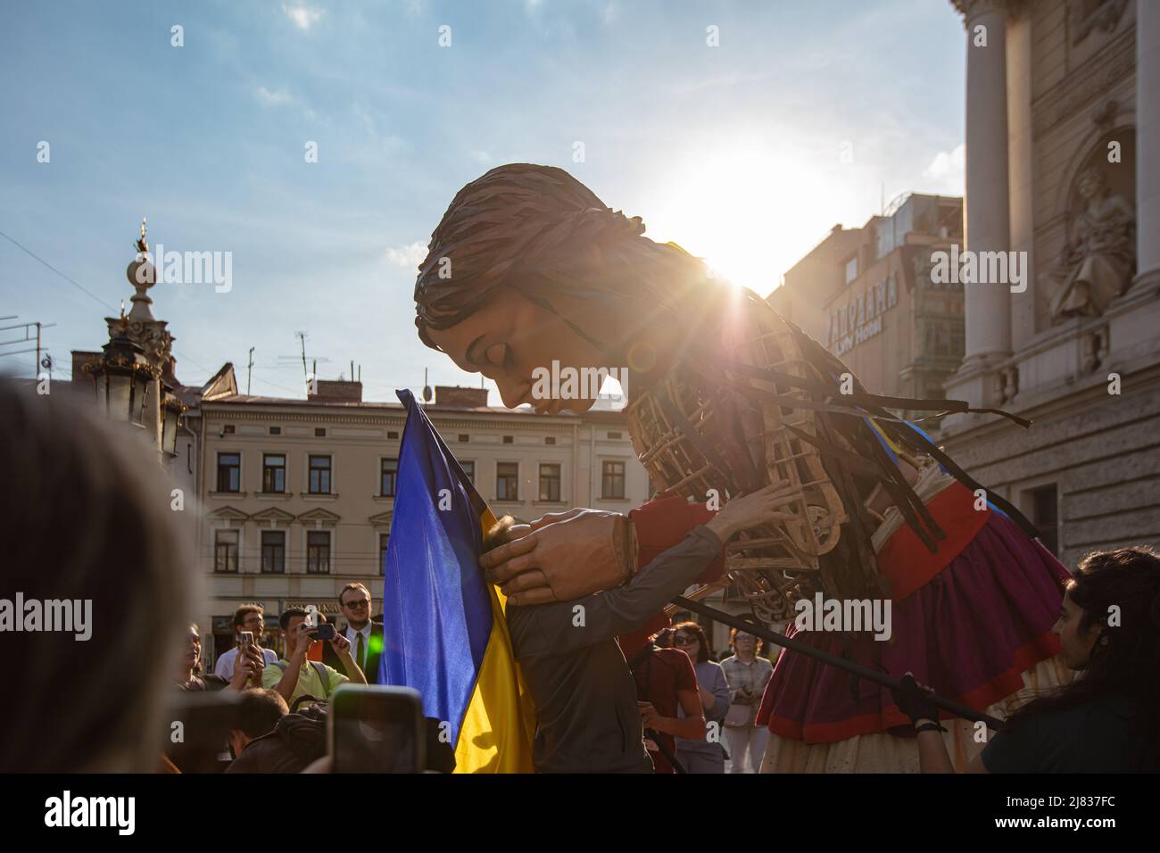 Lviv, Ukraine - 11. Mai 2022: Die kleine Amal, eine riesige Marionette, die ein syrisches Flüchtlingsmädchen darstellt, in Lviv, Ukraine Stockfoto