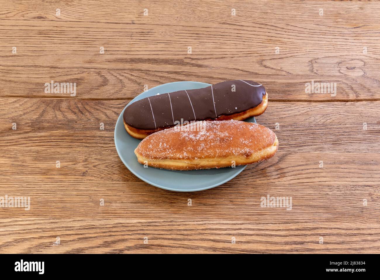 Pepitos, süße Brötchen, ein Teig zwischen einem Milchbrot und einer Brioche, gefüllt mit Backcreme und nur darauf mit Schokolade überzogen. Stockfoto