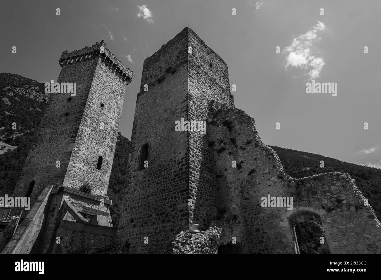 Pacentro, L'Aquila, Abruzzen. Caldora Castle. Die Burg Caldora oder die Burg Cantelmo ist eine alte Festung der Abruzzen Stockfoto