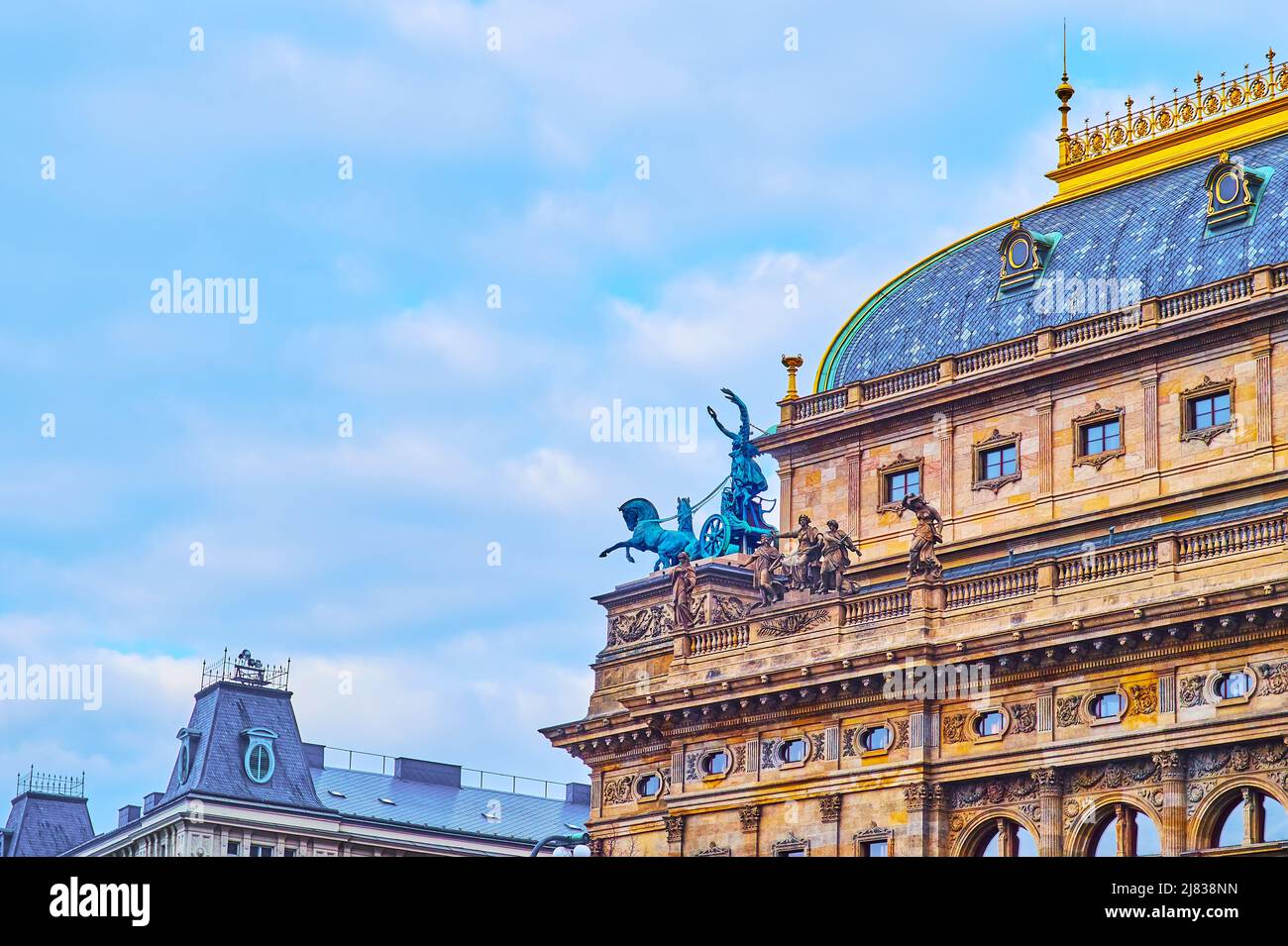 Die kunstvoll gestalteten Details des Nationaltheaters - der bronzene Wagen und Steinfiguren im oberen Teil des Gebäudes, Prag, Tschechische Republik Stockfoto