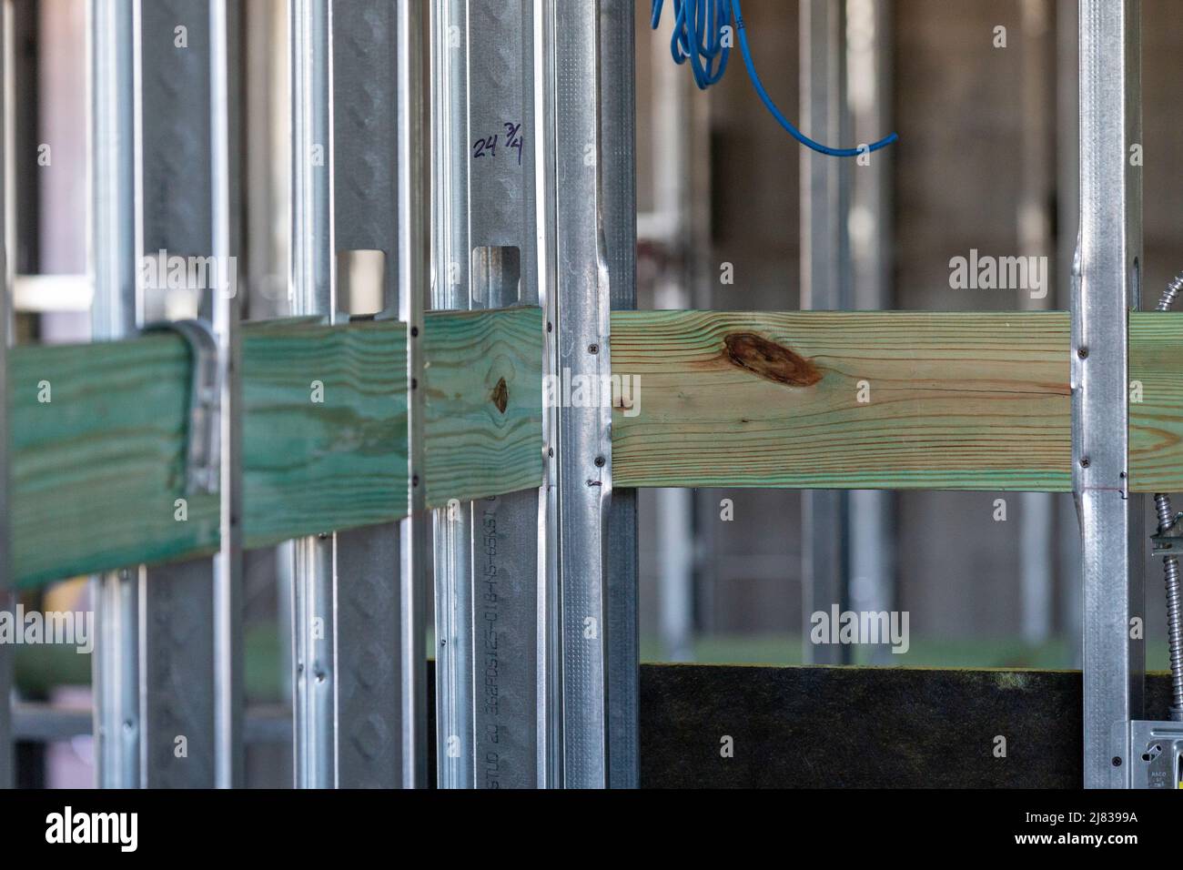 Wetterabgedichtete Holzhalterung, die an jeder vertikalen Verzinkungsstahlrahmen installiert ist Stockfoto