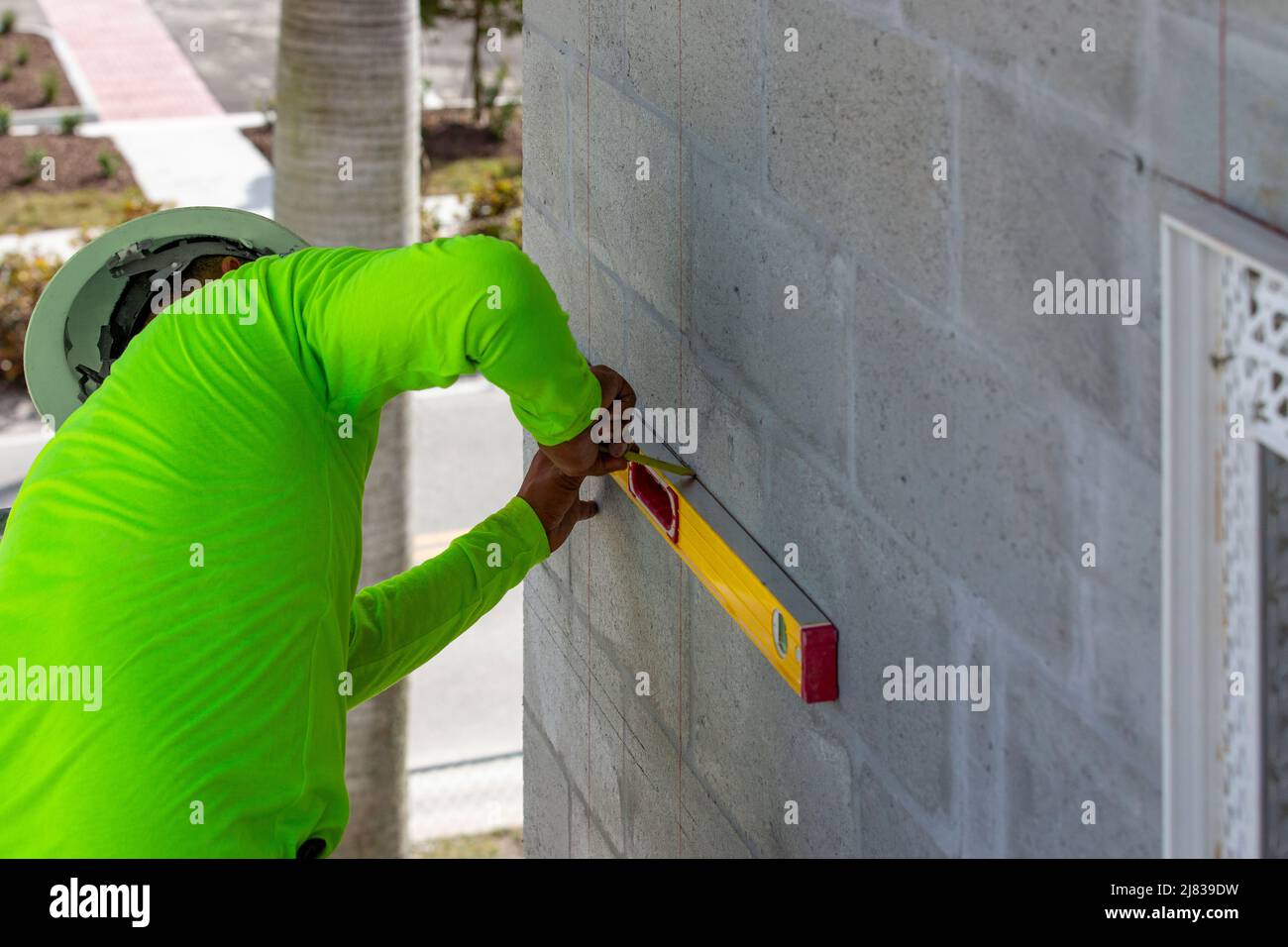 Bauarbeiter macht eine horizontale Linie für Eckperlenverlegearbeiten für Stuckverlegearbeiten. Stockfoto