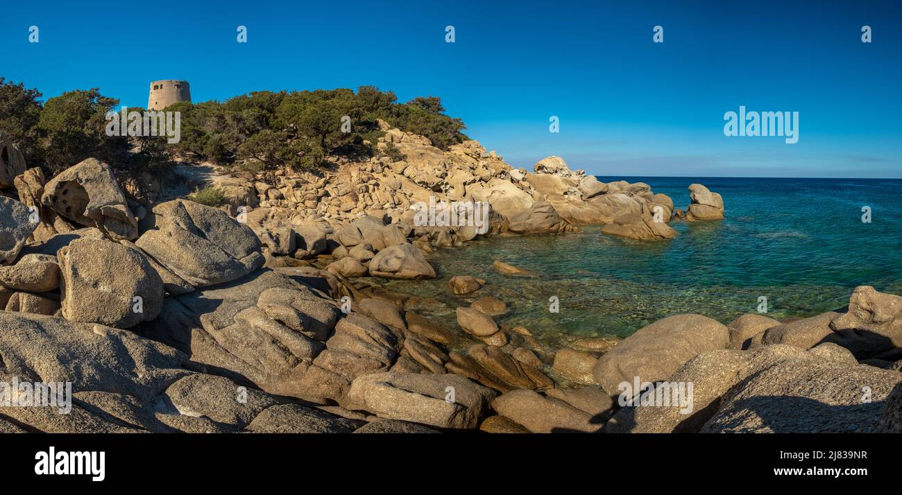 Sommertag in Cala Pira, einer wunderschönen Bucht im Südosten von Sardegna Stockfoto