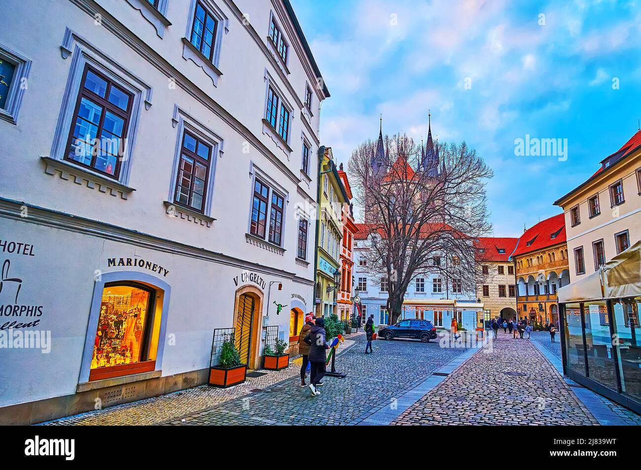 PRAG, TSCHECHISCHE REPUBLIK - 5. MÄRZ 2022: Tyn Yard (Tynsky Dvur) Abendspaziergang mit Blick auf historische Häuser, Restaurants, Pubs und Touristencafés auf Ma Stockfoto