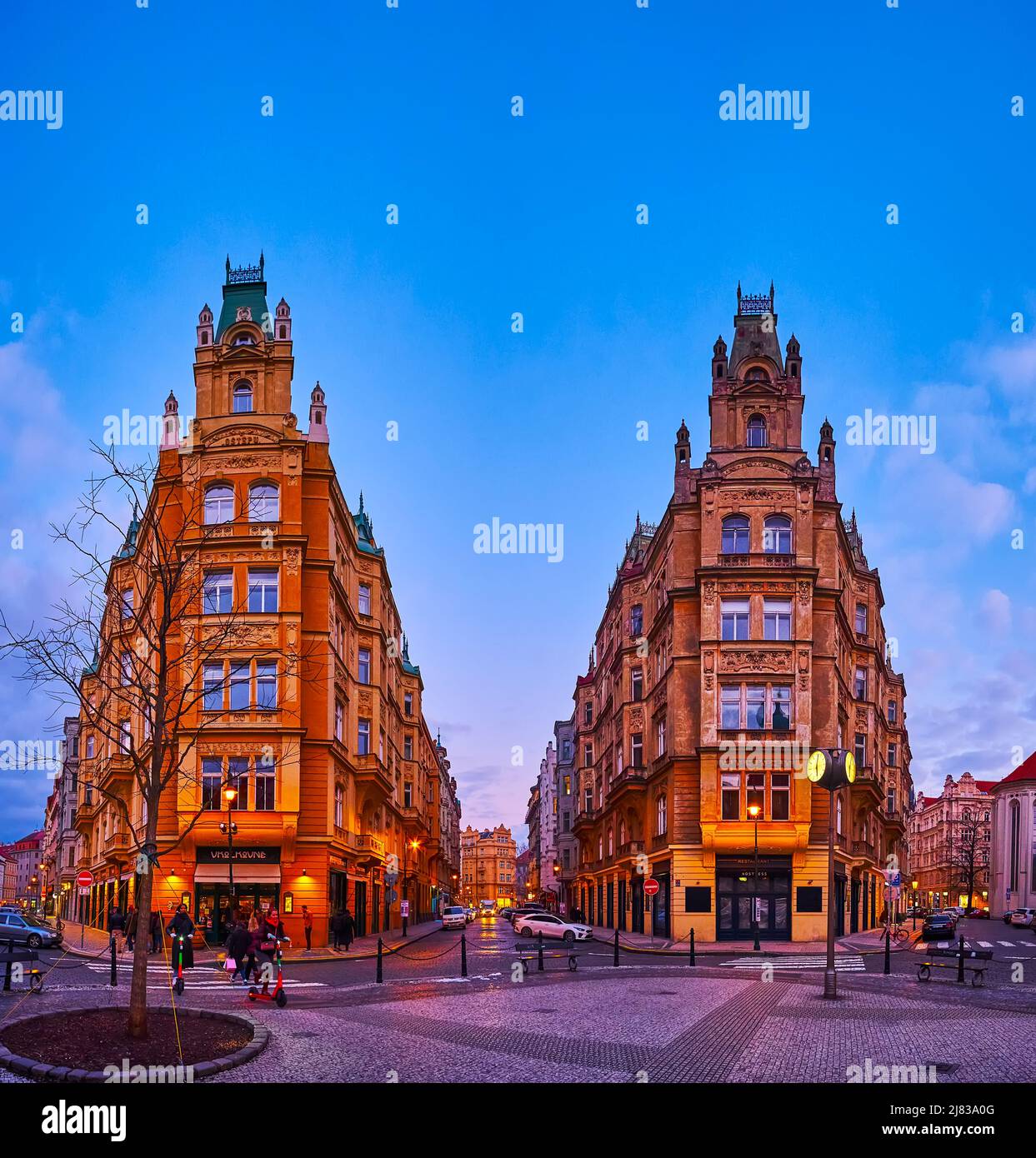 PRAG, TSCHECHISCHE REPUBLIK - 5. MÄRZ 2022: Die gedimmten Abendlichter schmücken die reich verzierten Gebäude der Altstadt, die Aussicht von der Vezenska-Straße, Stockfoto