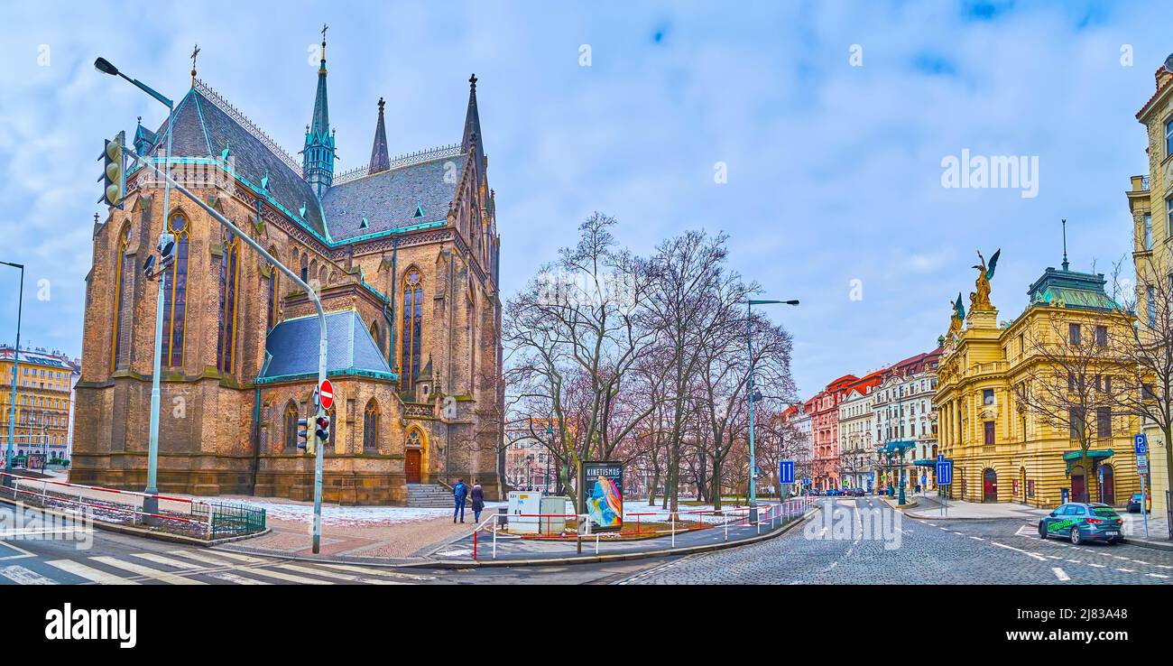 PRAG, TSCHECHISCHE REPUBLIK - 5. MÄRZ 2022: Panorama des Friedensplatzes mit der St. Ludmila Kirche, dem Nationalhaus Vinohrady und historischen Häusern, am 5. März in P Stockfoto