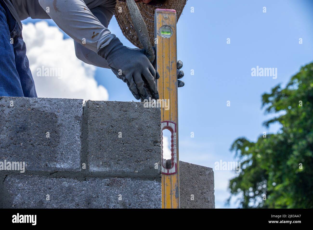 Mason überprüft seine Arbeit auf Niveau Stockfoto