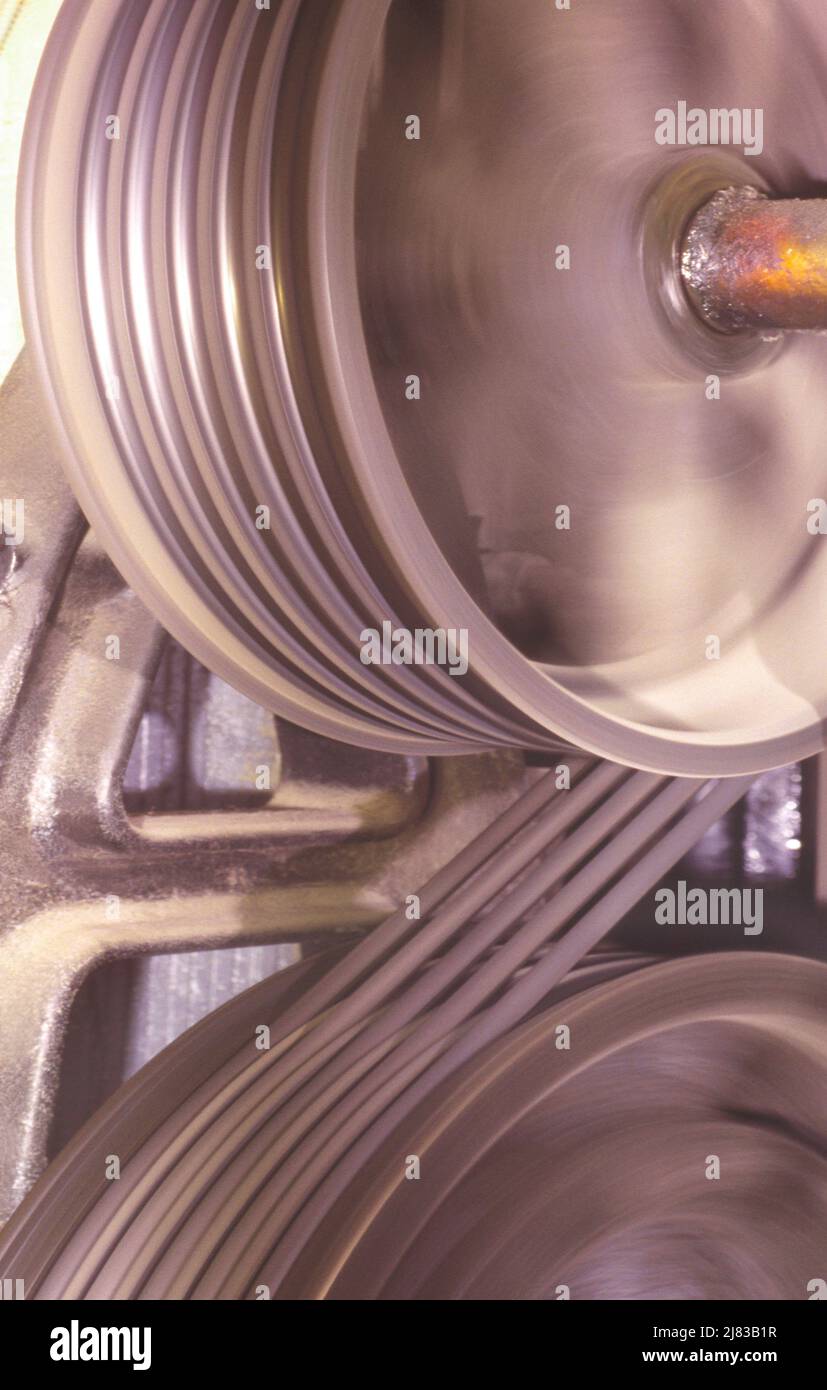 Antriebsräder drehen sich aus nächster Nähe. Elevatorrad mit Schwermetallmotor in Bewegung Stockfoto