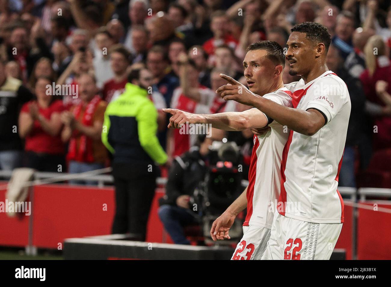 AMSTERDAM, NIEDERLANDE - 11. MAI: Steven Berghuis von Ajax und Sebastien Haller von Ajax nach 2-0 während des niederländischen Eredivisie-Spiels zwischen Ajax und SC Heerenveen in der Johan Cruijff Arena am 11. Mai 2022 in Amsterdam, Niederlande (Foto: Herman Dingler/Orange Picches) Stockfoto
