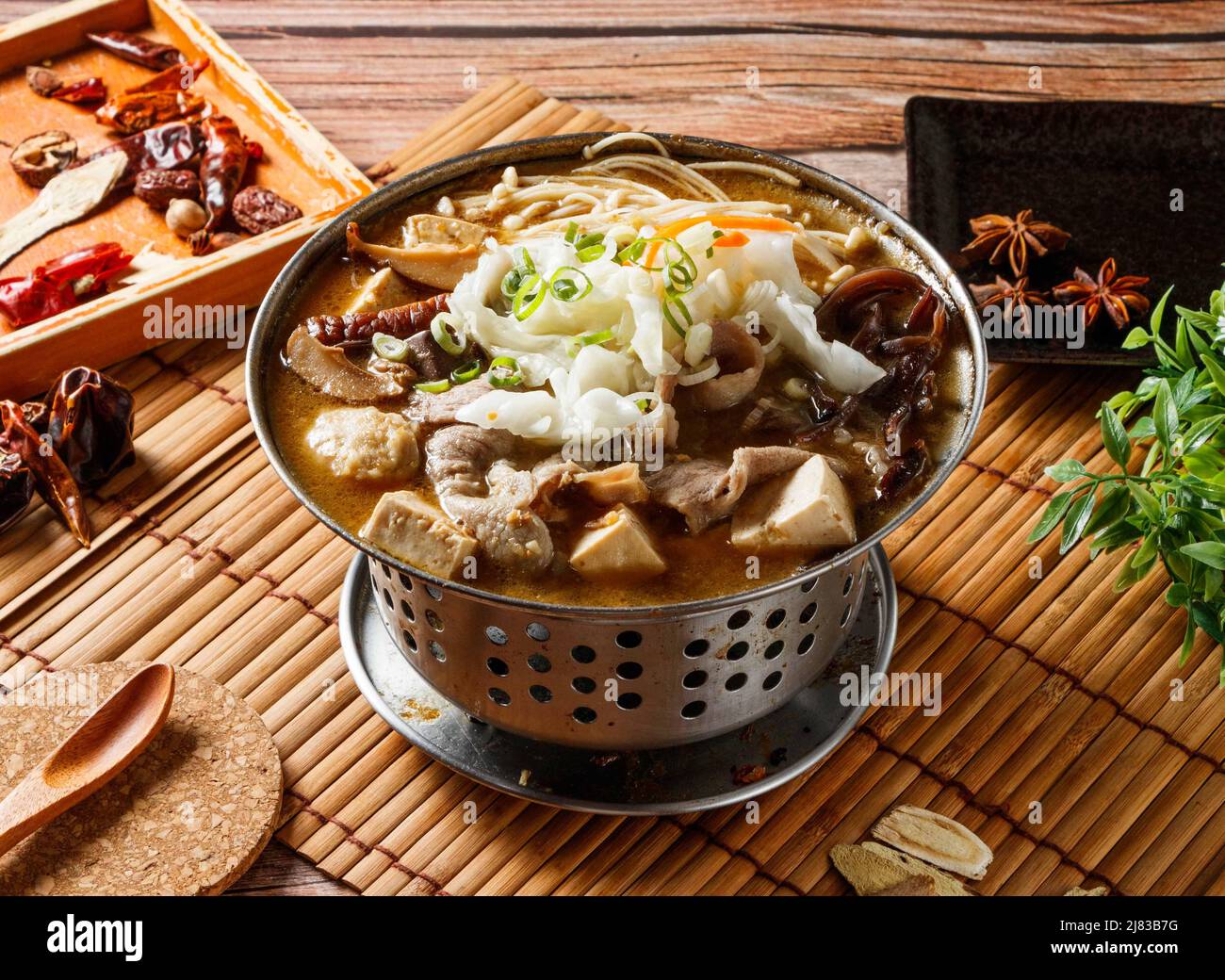 Stinkender Lamm-Eintopf mit rotem Chili isoliert auf matter Seitenansicht japanischer Speisen Stockfoto