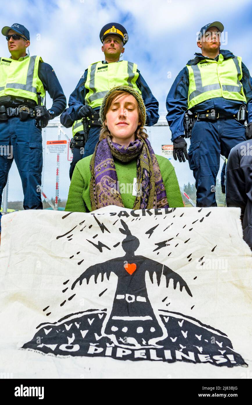 Junge Protesterin erwartet Verhaftung bei Blockade des Eingangs zum Ölpipeline Terminal von Kinder Morgan Trans Mountain, Burnaby Mountain, Burnaby, Großbritannien Stockfoto