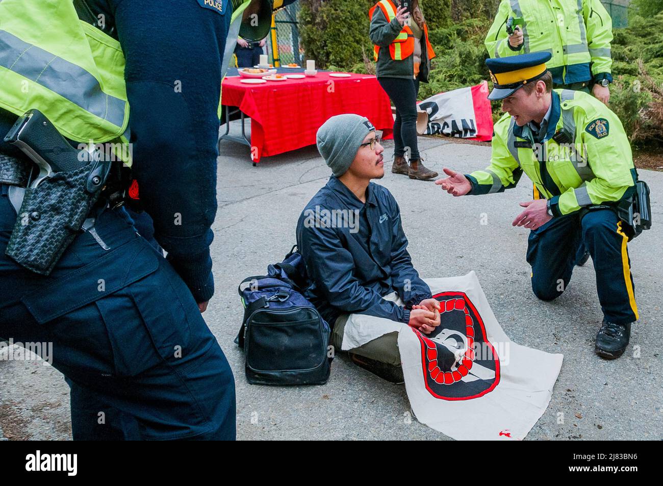 Junger Mann, bevor er bei der „Kinder Morgan Trans Mountain Pipeline Blockade“, Burnaby Mountain, British Columbia, Kanada, verhaftet wurde. Stockfoto
