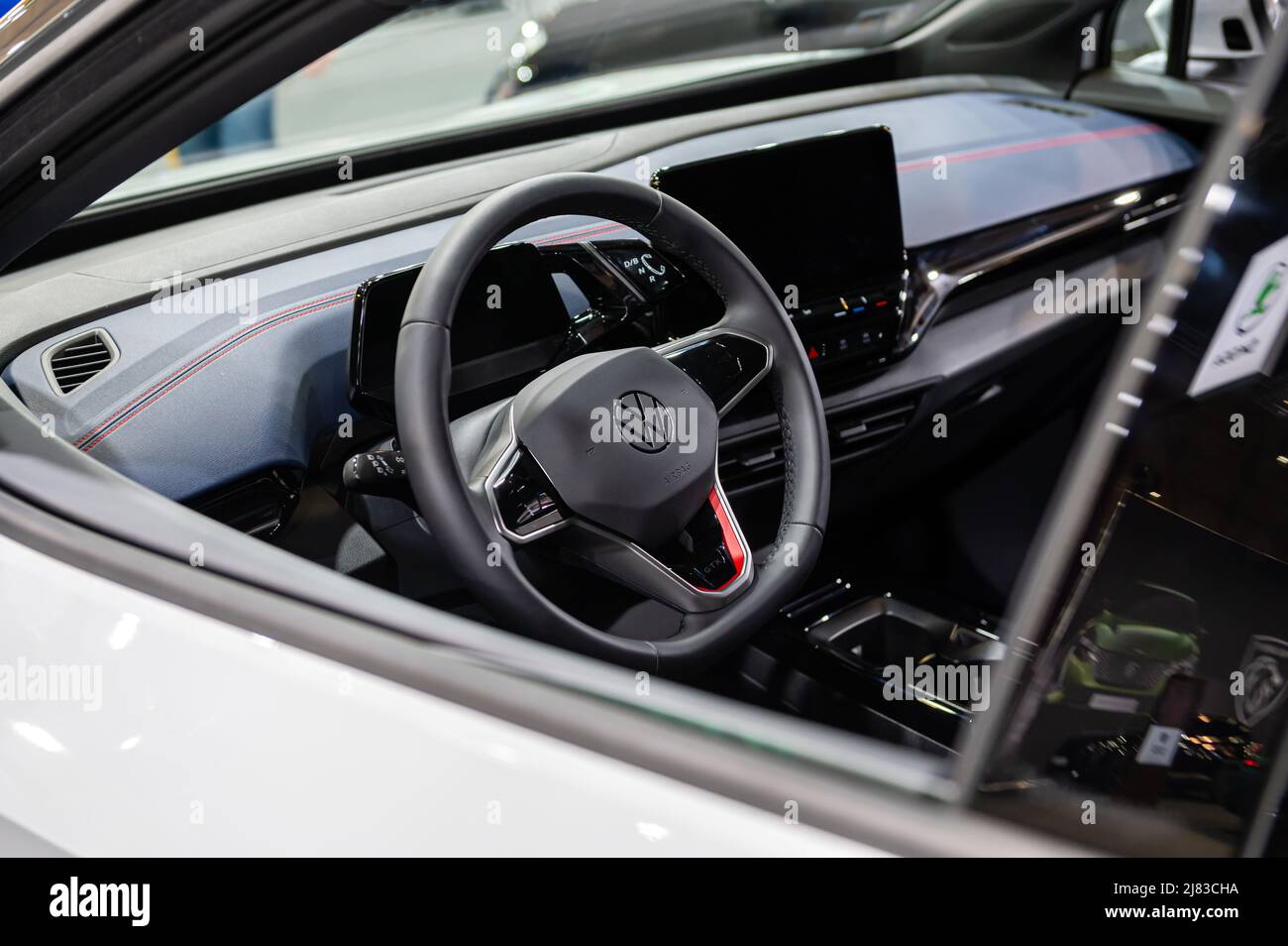 Riga, Lettland, 29. April 2022: Volkswagen ID.4 vollelektrisches SUV-Lenkrad und Armaturenbrett, Modell 2022 Stockfoto