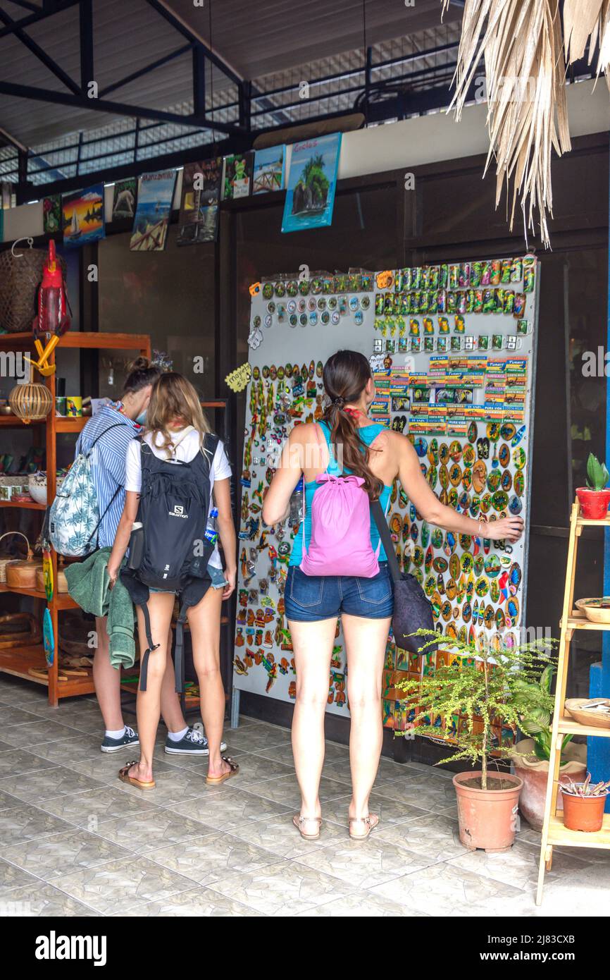 Junge Frauen, die Souvenirs kaufen, C 215, Puerto Viejo de Talamanca, Provinz Limón, Republik Costa Rica Stockfoto Junge Frauen, die Souvenirs kaufen, C 215, Puerto Viejo de Talamanca, Provinz Limón, Republik Costa Rica Stockfoto