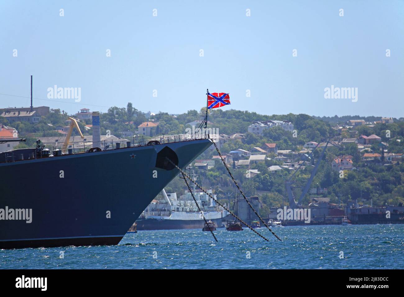 Vorne (Bug) mit Flagge des Militärkreuzers 'Moskau' in der Bucht von Sewastopol. Russische (sowjetische) Wachen Raketenkreuzer Stockfoto