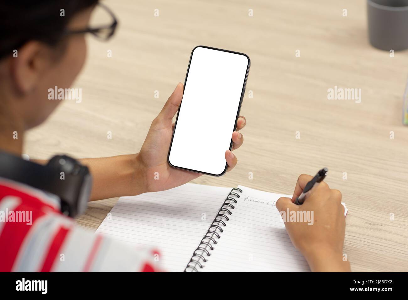 Über die Schulter der biracial Geschäftsfrau mit Smartphone mit Kopierplatz auf leerem Bildschirm Stockfoto
