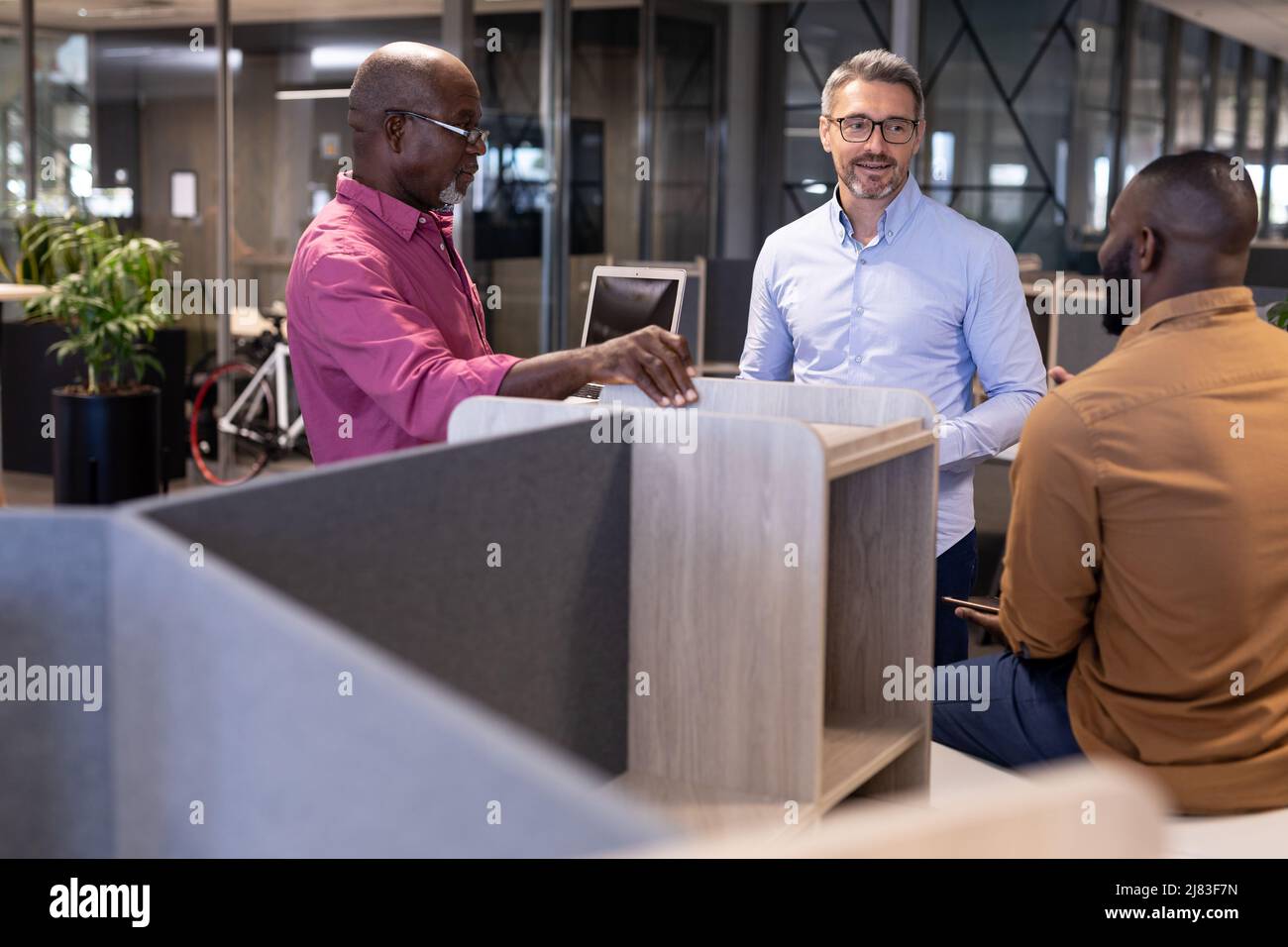 Multirassische Berater planen gemeinsam eine Strategie, während sie im modernen Büro arbeiten Stockfoto