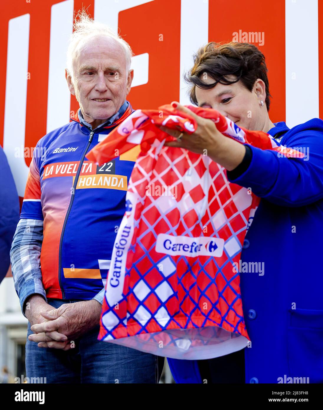 2022-05-12 19:26:43 UTRECHT - Joop Zoetemelk übergibt das offizielle rote Vuelta-Trikot an Bürgermeister Sharon Dijksma auf der Neude, während einer Veranstaltung, die vor dem Radsport-Event der Tour of Spain schaut. Die drei niederländischen Etappen werden in hundert Tagen stattfinden. ANP ROBIN VAN LONKHUIJSEN niederlande Out - belgien Out Stockfoto