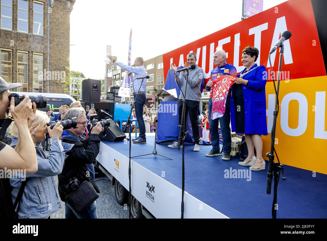 2022-05-12 19:25:53 UTRECHT - Joop Zoetemelk übergibt das offizielle rote Vuelta-Trikot an Bürgermeister Sharon Dijksma auf der Neude, während einer Veranstaltung, die vor dem Radsport-Event der Tour of Spain schaut. Die drei niederländischen Etappen werden in hundert Tagen stattfinden. ANP ROBIN VAN LONKHUIJSEN niederlande Out - belgien Out Stockfoto