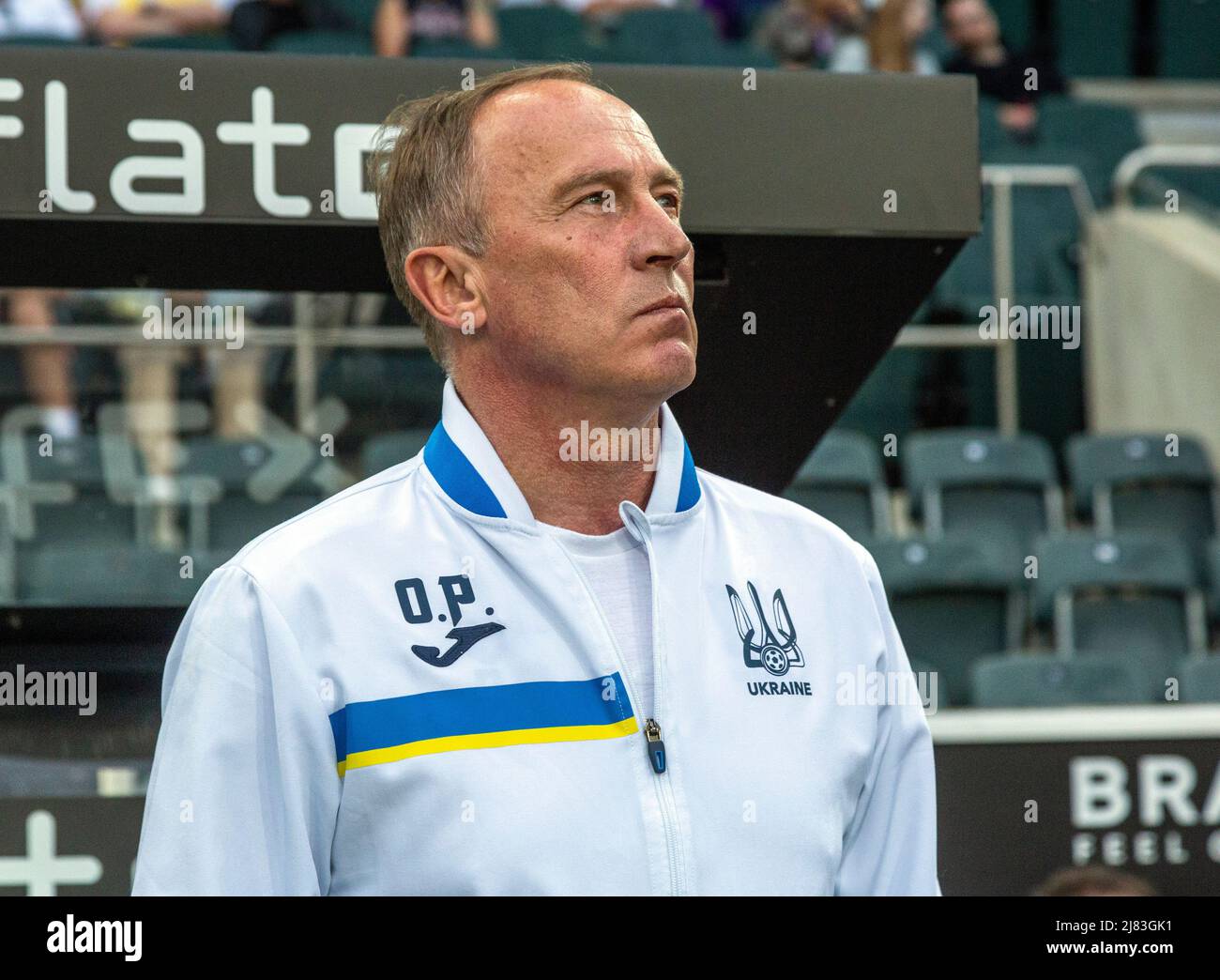 Sport, Fussball, Benefizspiel, Freundschaftsspiel, 11.05.2022, Borussia Mönchengladbach gegen ukrainische Nationalmannschaft 1-2, Stadion Borussia-Park, Cheftrainer Oleksandr Petrakov (UKR), Sport, Fußball, Benefizspiel, Freundschaftsspiel, 11.05.2022, Borussia Mönchengladbach gegen ukrainische Nationalmannschaft 1-2, Stadion Borussia Park, Cheftrainer Oleksandr Petrakov (UKR) *** Ortsüberschrift *** Sport, Fußball, Benefizspiel, Freundschaftsspiel, 11.05.2022, Borussia Mönchengladbach gegen ukrainische Nationalmannschaft 1-2, Stadion Borussia Park, Cheftrainer Oleksandr Petrakov (UKR) Stockfoto