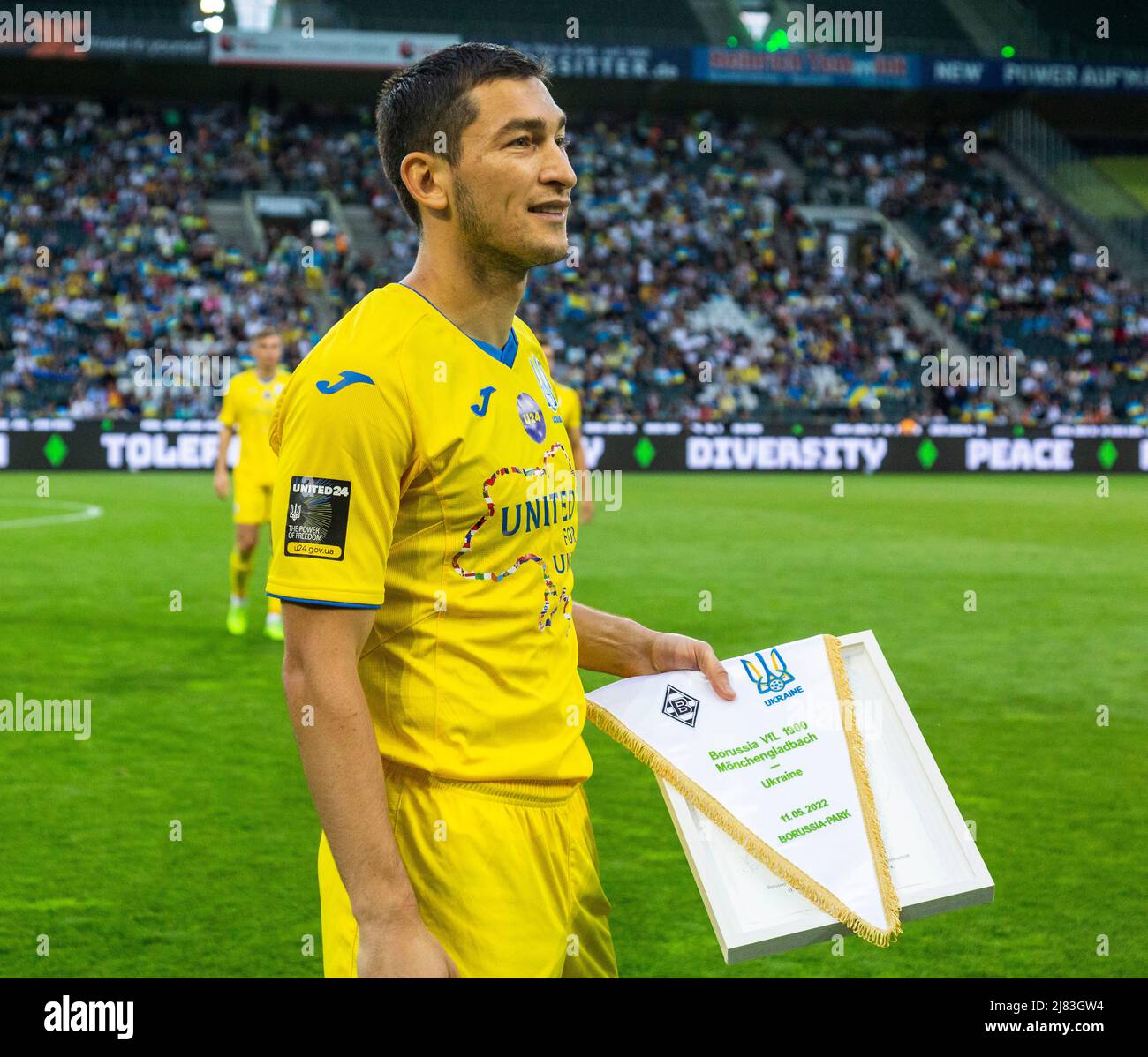 Sport, Fussball, Benefizspiel, Freundschaftsspiel, 11.05.2022, Borussia Mönchengladbach vs. Ukrainische Nationalmannschaft 1-2, Stadion Borussia-Park, Spielführer Taras Stepanenko (UKR) mit dem Gladbacher Vereinswimpel, Sport, Fußball, Benefizspiel, Freundschaftsspiel, 11.05.2022, Borussia Mönchengladbach vs. Ukrainische Nationalmannschaft 1-2, Stadion Borussia Park, Mannschaftskapitän Taras Stepanenko (UKR) mit dem Gladbacher Klub Wimple *** Ortsüberschrift *** Sport, Fußball, Benefizspiel, Freundschaftsspiel, 11.05.2022, Borussia Mönchengladbach gegen ukrainische Nationalmannschaft 1-2, Stadion Borussia Park, Team c Stockfoto