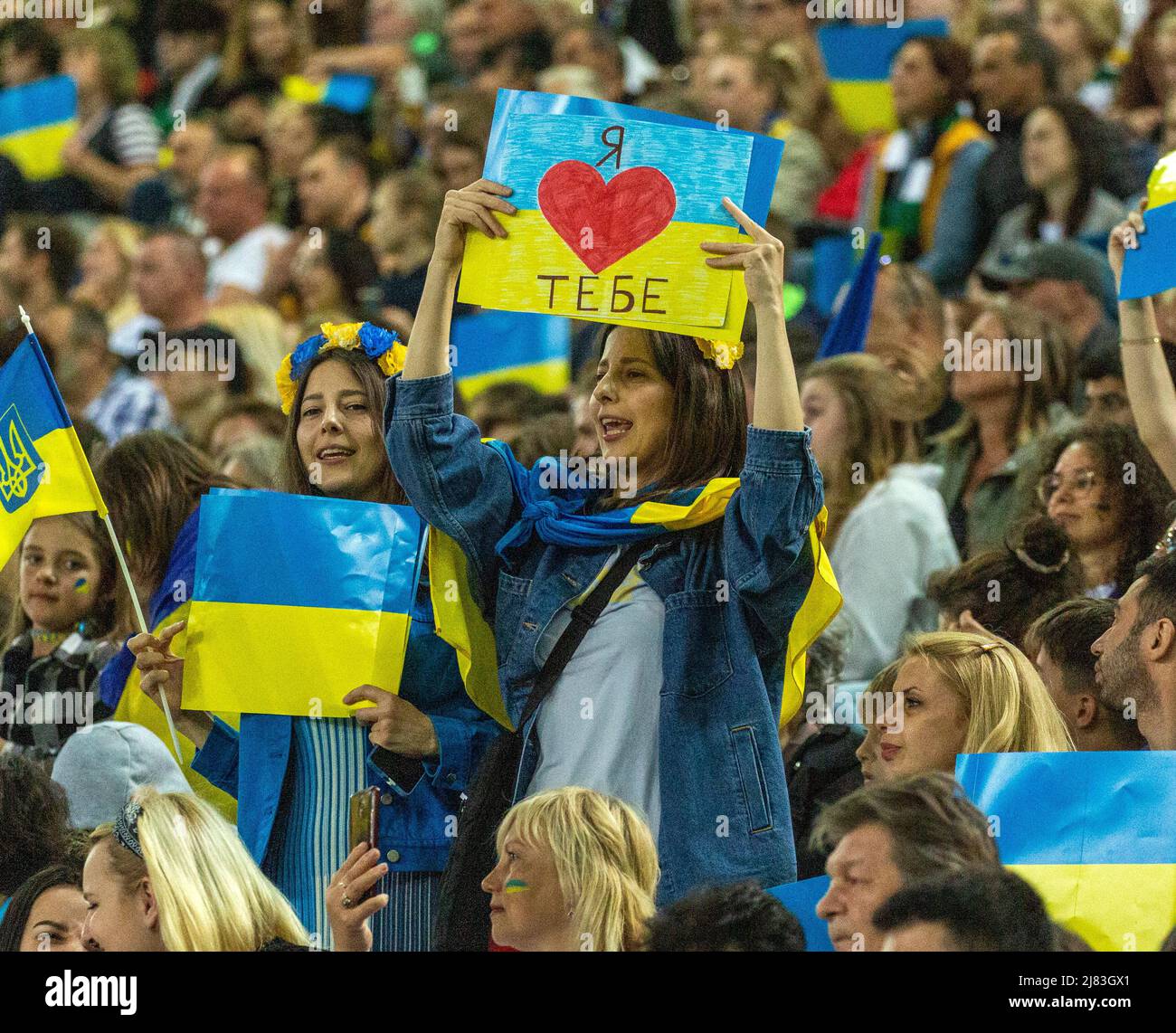 Sport, Fussball, Benefizspiel, Freundschaftsspiel, 11.05.2022, Borussia Mönchengladbach vs. Ukrainische Nationalmannschaft 1-2, Stadion Borussia-Park, STOP WAR, Herausforderung der Zuschauer aus der Ukraine und aus Deutschland an Wladimir Putin den Krieg in der Ukraine nach der Invasion durch Russland zu senden, Sport, Fußball, Benefizspiel, Freundschaftsspiel, 11.05.2022, Borussia Mönchengladbach gegen ukrainische Nationalmannschaft 1-2, Stadion Borussia Park, STOP WAR, fordern ukrainische und deutsche Zuschauer zu Wladimir Putin, den Krieg in der Ukraine nach den russischen Invasionen zu beenden *** Ortsüberschrift * Stockfoto