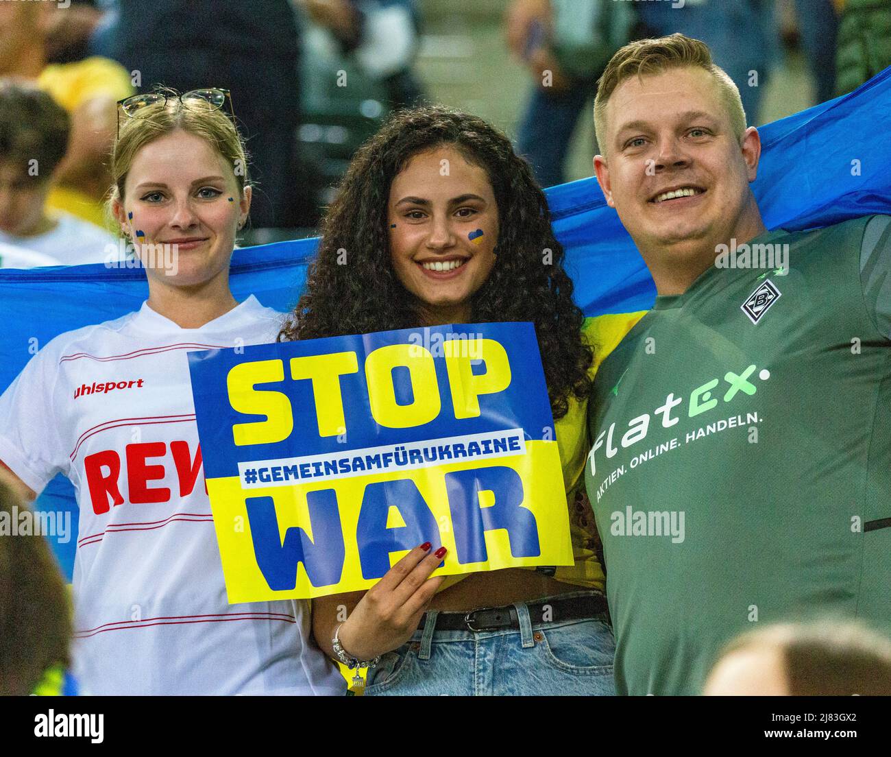 Sport, Fussball, Benefizspiel, Freundschaftsspiel, 11.05.2022, Borussia Mönchengladbach vs. Ukrainische Nationalmannschaft 1-2, Stadion Borussia-Park, STOP WAR, Herausforderung der Zuschauer aus der Ukraine und aus Deutschland an Wladimir Putin den Krieg in der Ukraine nach der Invasion durch Russland zu senden, Sport, Fußball, Benefizspiel, Freundschaftsspiel, 11.05.2022, Borussia Mönchengladbach gegen ukrainische Nationalmannschaft 1-2, Stadion Borussia Park, STOP WAR, fordern ukrainische und deutsche Zuschauer zu Wladimir Putin, den Krieg in der Ukraine nach den russischen Invasionen zu beenden *** Ortsüberschrift * Stockfoto