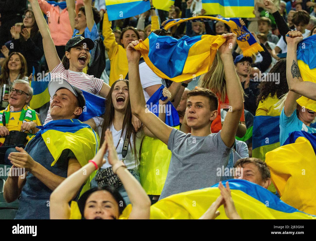 Sport, Fussball, Benefizspiel, Freundschaftsspiel, 11.05.2022, Borussia Mönchengladbach vs. Ukrainische Nationalmannschaft 1-2, Stadion Borussia-Park, STOP WAR, Herausforderung der Zuschauer aus der Ukraine und aus Deutschland an Wladimir Putin den Krieg in der Ukraine nach der Invasion durch Russland zu senden, Sport, Fußball, Benefizspiel, Freundschaftsspiel, 11.05.2022, Borussia Mönchengladbach gegen ukrainische Nationalmannschaft 1-2, Stadion Borussia Park, STOP WAR, fordern ukrainische und deutsche Zuschauer zu Wladimir Putin, den Krieg in der Ukraine nach den russischen Invasionen zu beenden *** Ortsüberschrift * Stockfoto