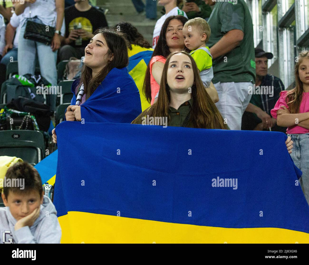 Sport, Fussball, Benefizspiel, Freundschaftsspiel, 11.05.2022, Borussia Mönchengladbach vs. Ukrainische Nationalmannschaft 1-2, Stadion Borussia-Park, STOP WAR, Herausforderung der Zuschauer aus der Ukraine und aus Deutschland an Wladimir Putin den Krieg in der Ukraine nach der Invasion durch Russland zu senden, Sport, Fußball, Benefizspiel, Freundschaftsspiel, 11.05.2022, Borussia Mönchengladbach gegen ukrainische Nationalmannschaft 1-2, Stadion Borussia Park, STOP WAR, fordern ukrainische und deutsche Zuschauer zu Wladimir Putin, den Krieg in der Ukraine nach den russischen Invasionen zu beenden *** Ortsüberschrift * Stockfoto