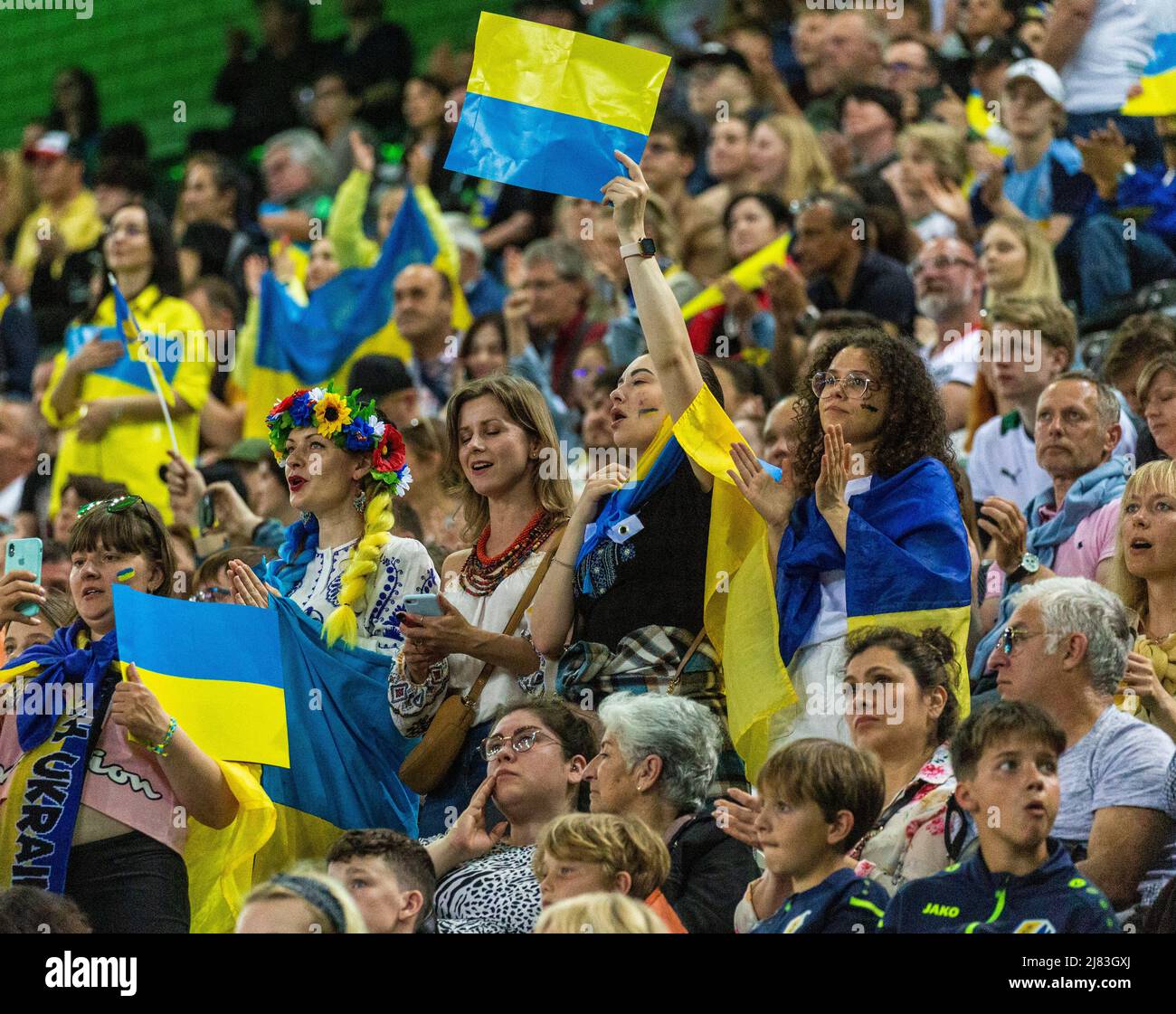 Sport, Fussball, Benefizspiel, Freundschaftsspiel, 11.05.2022, Borussia Mönchengladbach vs. Ukrainische Nationalmannschaft 1-2, Stadion Borussia-Park, STOP WAR, Herausforderung der Zuschauer aus der Ukraine und aus Deutschland an Wladimir Putin den Krieg in der Ukraine nach der Invasion durch Russland zu senden, Sport, Fußball, Benefizspiel, Freundschaftsspiel, 11.05.2022, Borussia Mönchengladbach gegen ukrainische Nationalmannschaft 1-2, Stadion Borussia Park, STOP WAR, fordern ukrainische und deutsche Zuschauer zu Wladimir Putin, den Krieg in der Ukraine nach den russischen Invasionen zu beenden *** Ortsüberschrift * Stockfoto